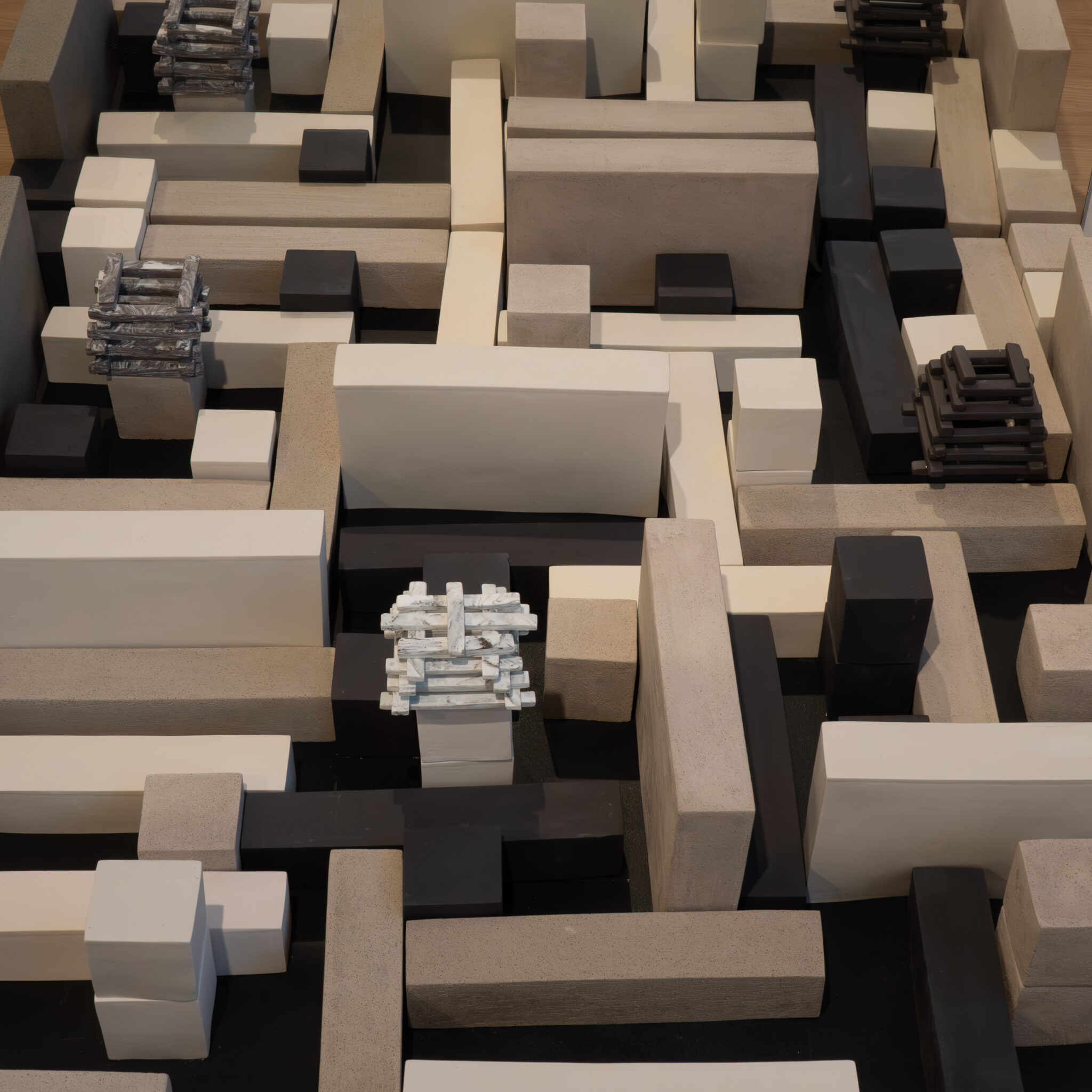 Geomeetriline skulptuur eri värvi ja tekstuuriga plokkidest.