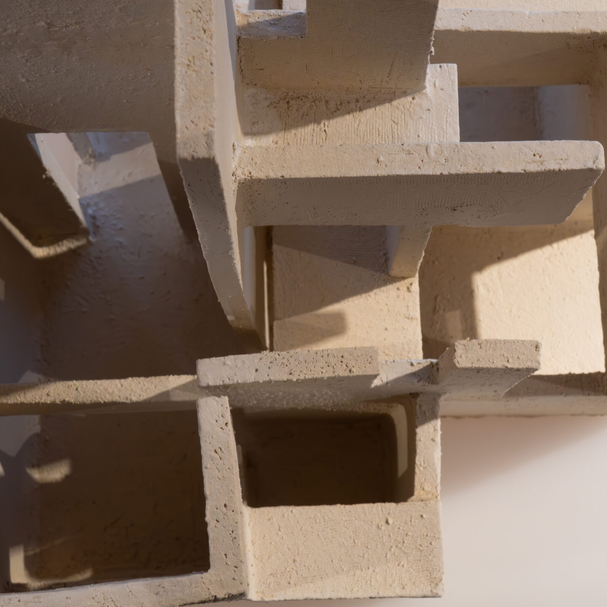 Betoonskulptuur geomeetriliste vormide ja varjudega.