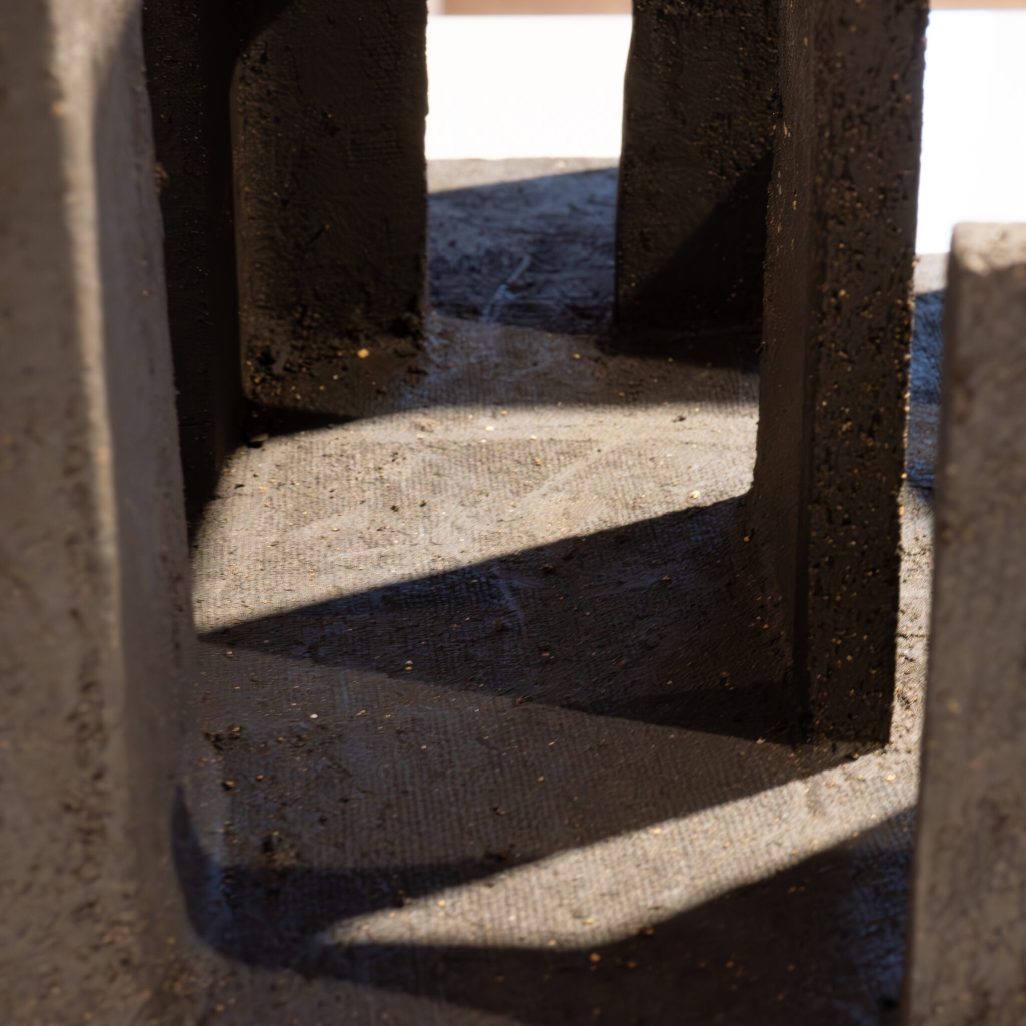 Betoonist trepid varjude ja mustusega.