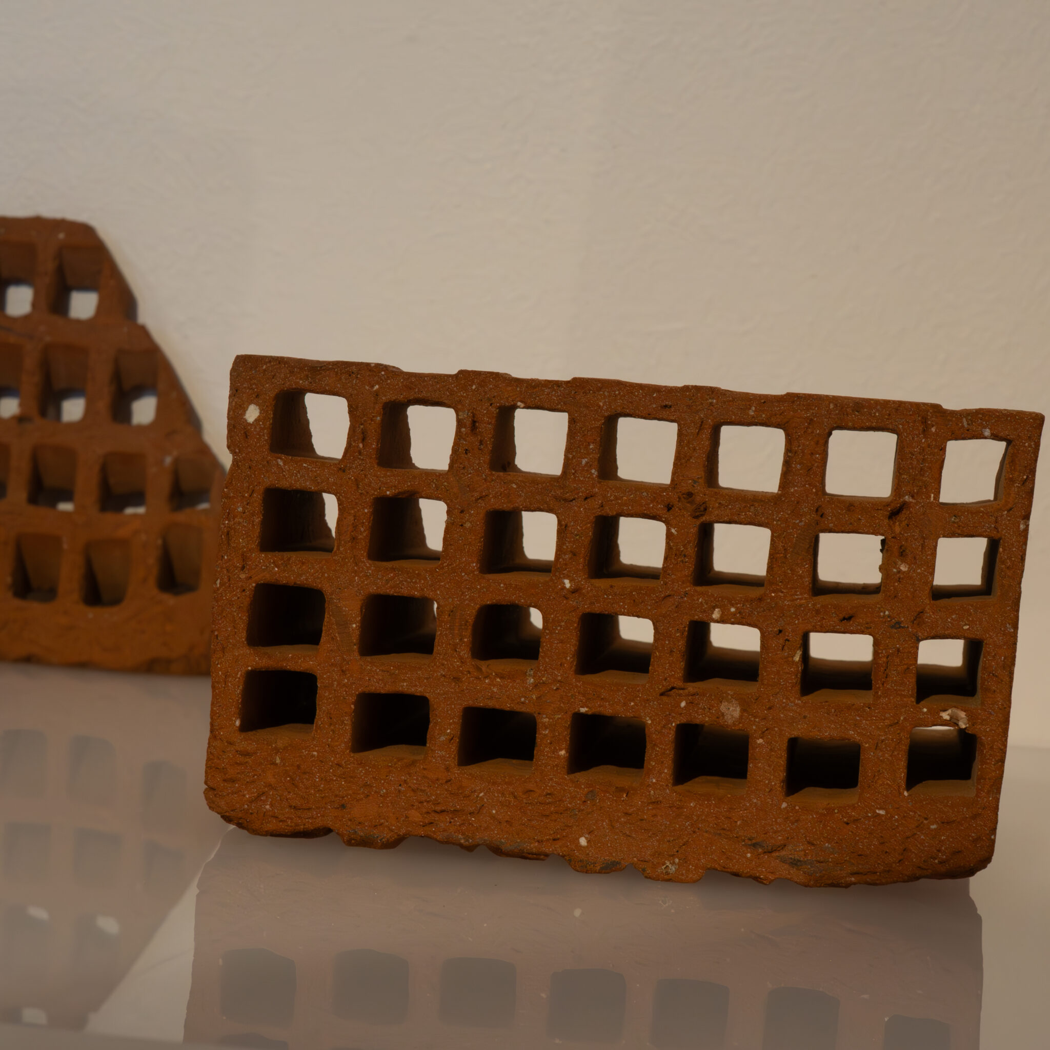 Kandiliste avadega punane tellis peegeldaval pinnal.