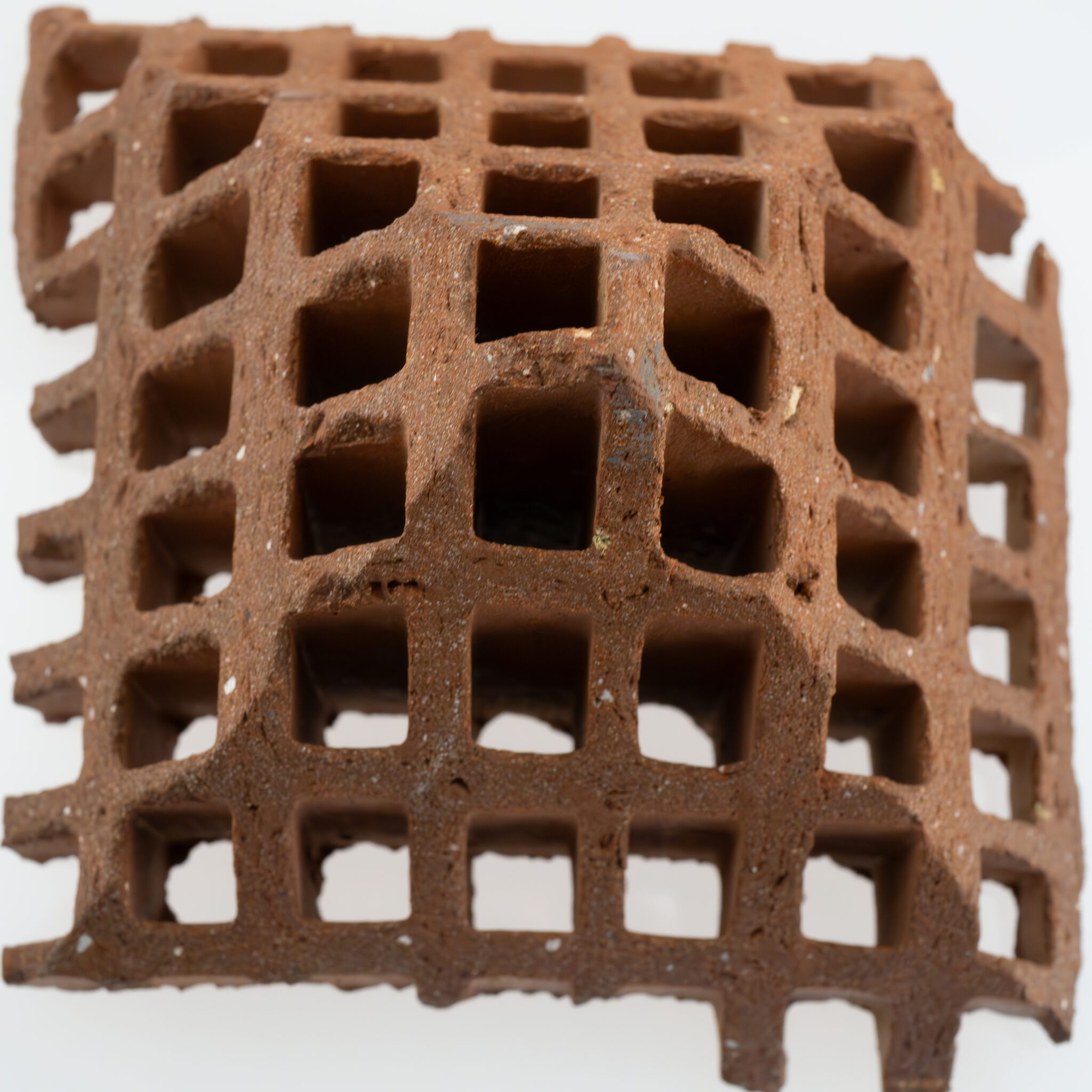 Roostes tellis ruudustikmustriga.