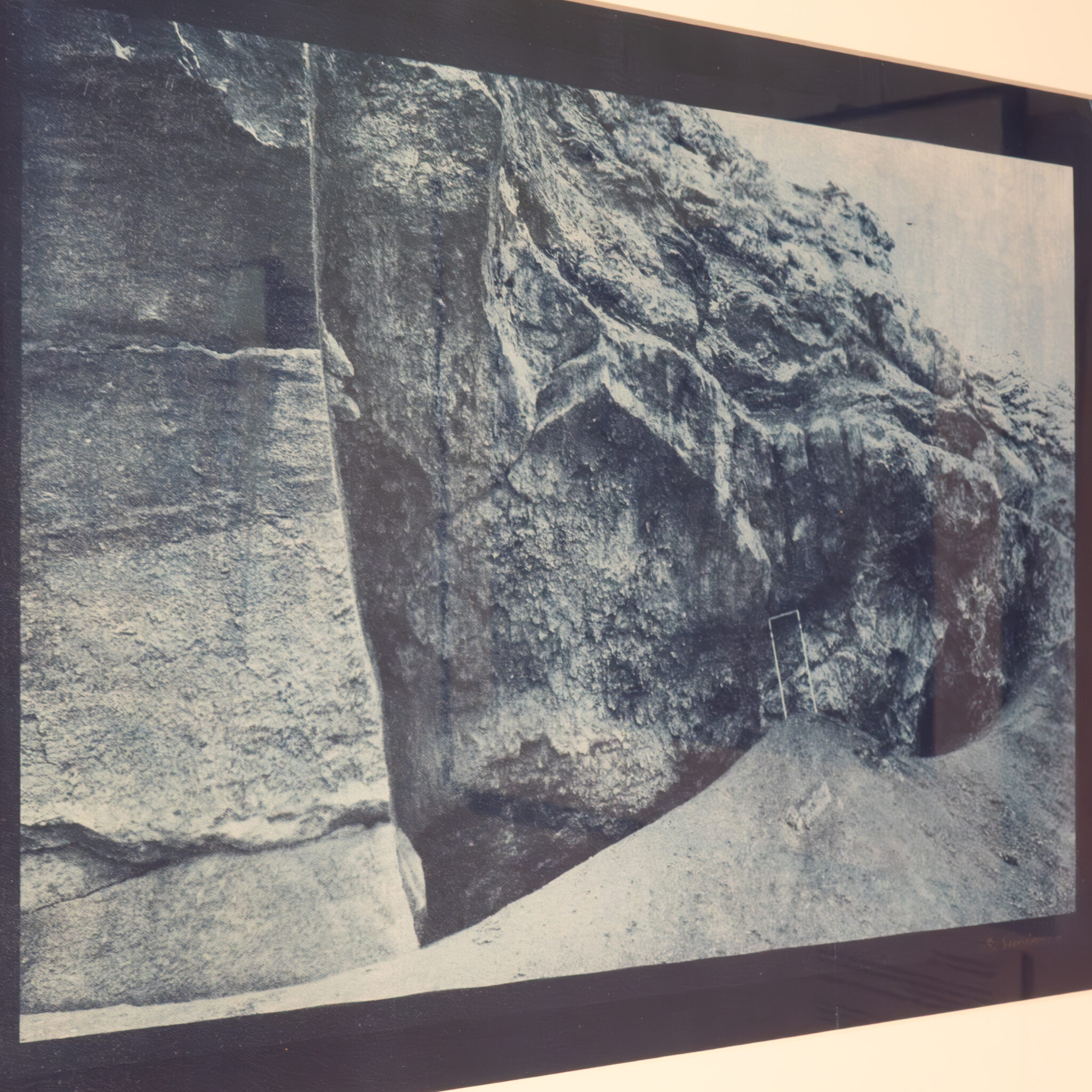 Mustvalge foto kivisest kaljuveerust.