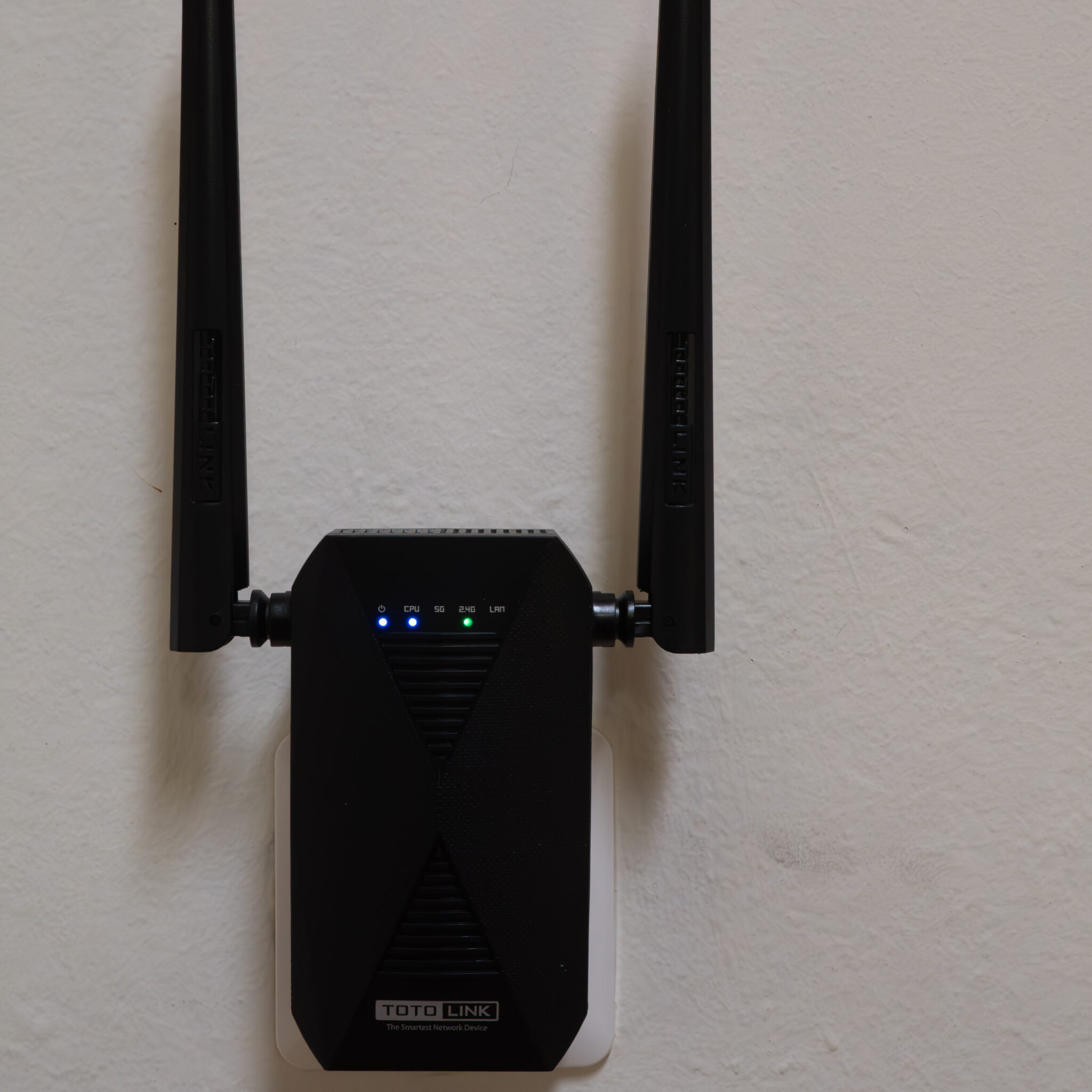 Seinale kinnitatud TOTOLINK WiFi-ruuter kahe antenniga.