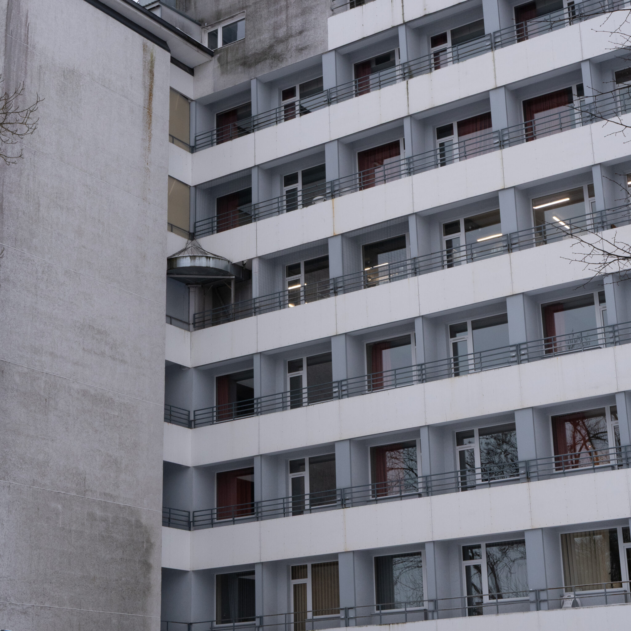 Rõdude ja akendega kõrghoone.