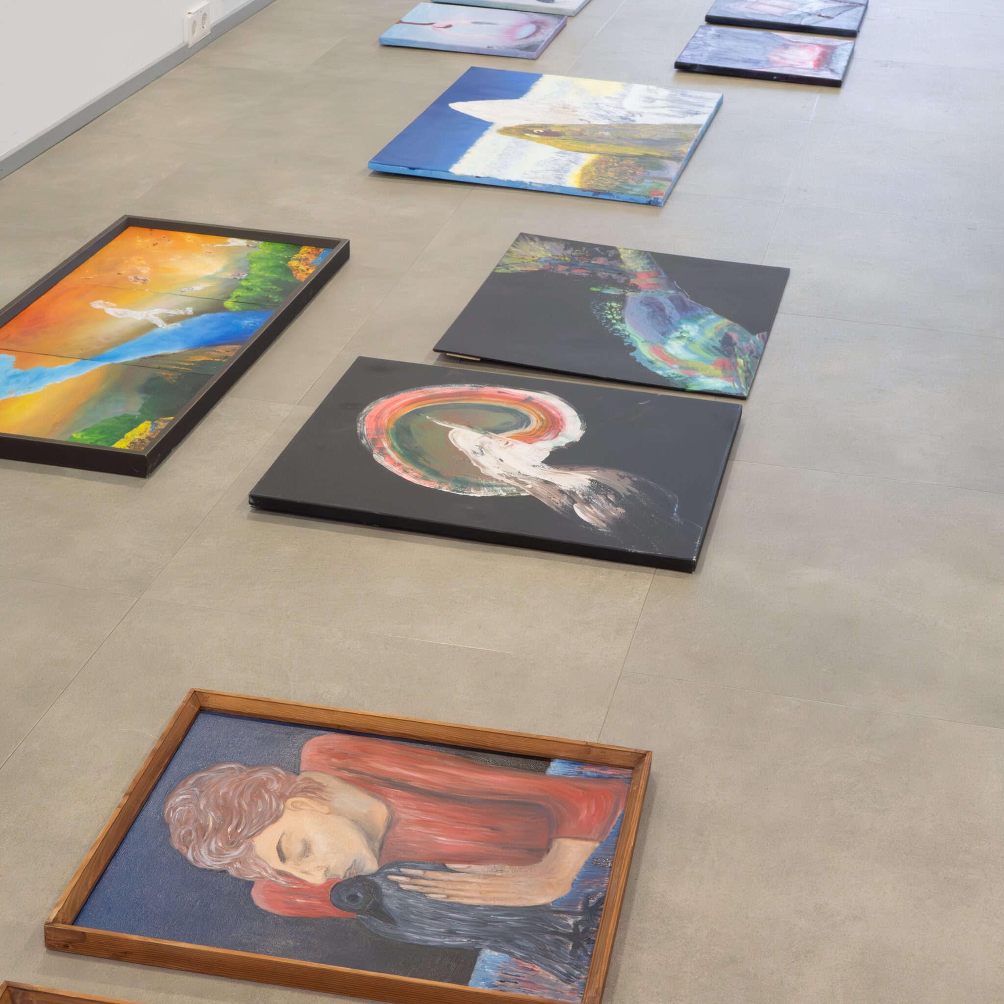 Näitusel põrandale paigutatud kunstiteosed.