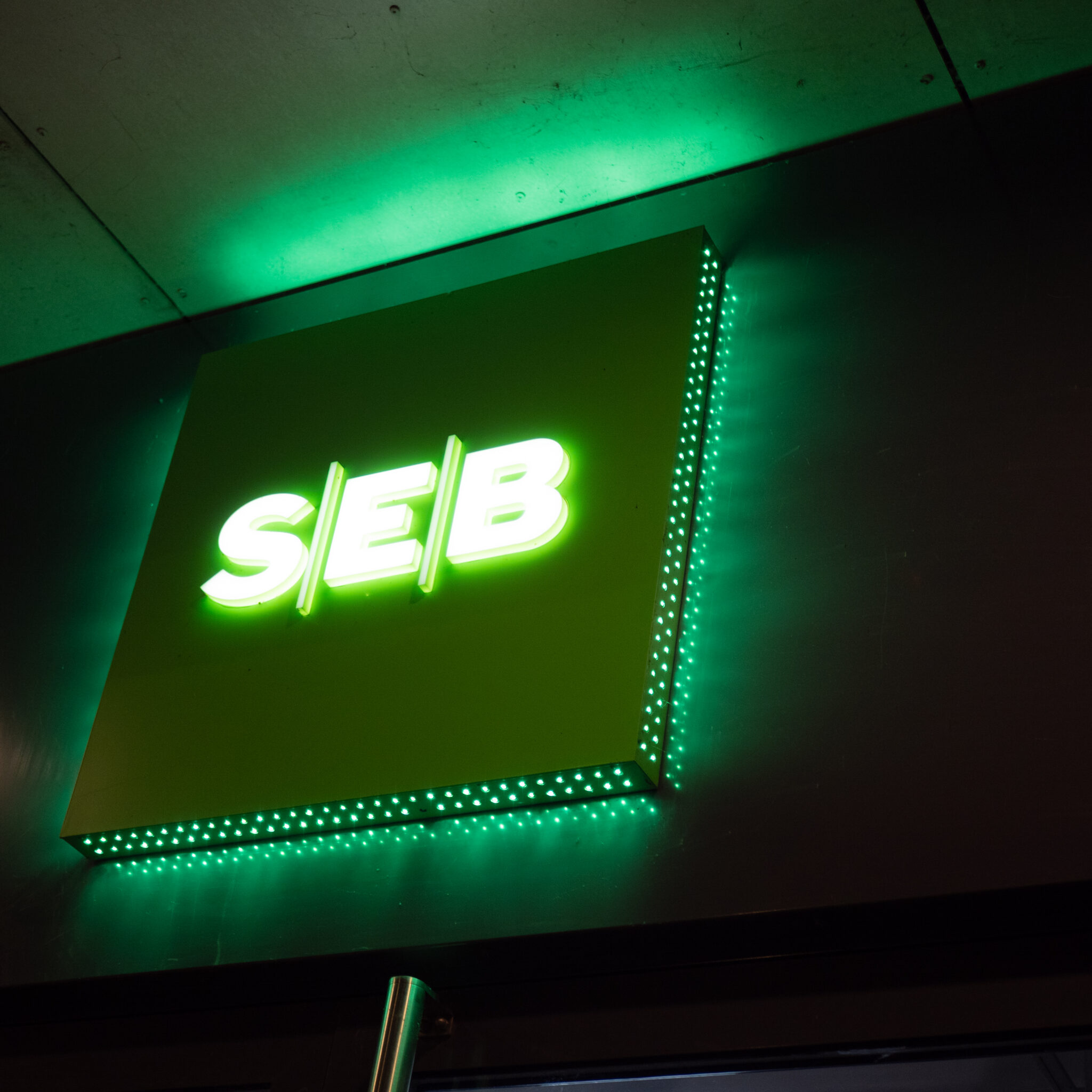 Roheliselt valgustatud SEB logo.