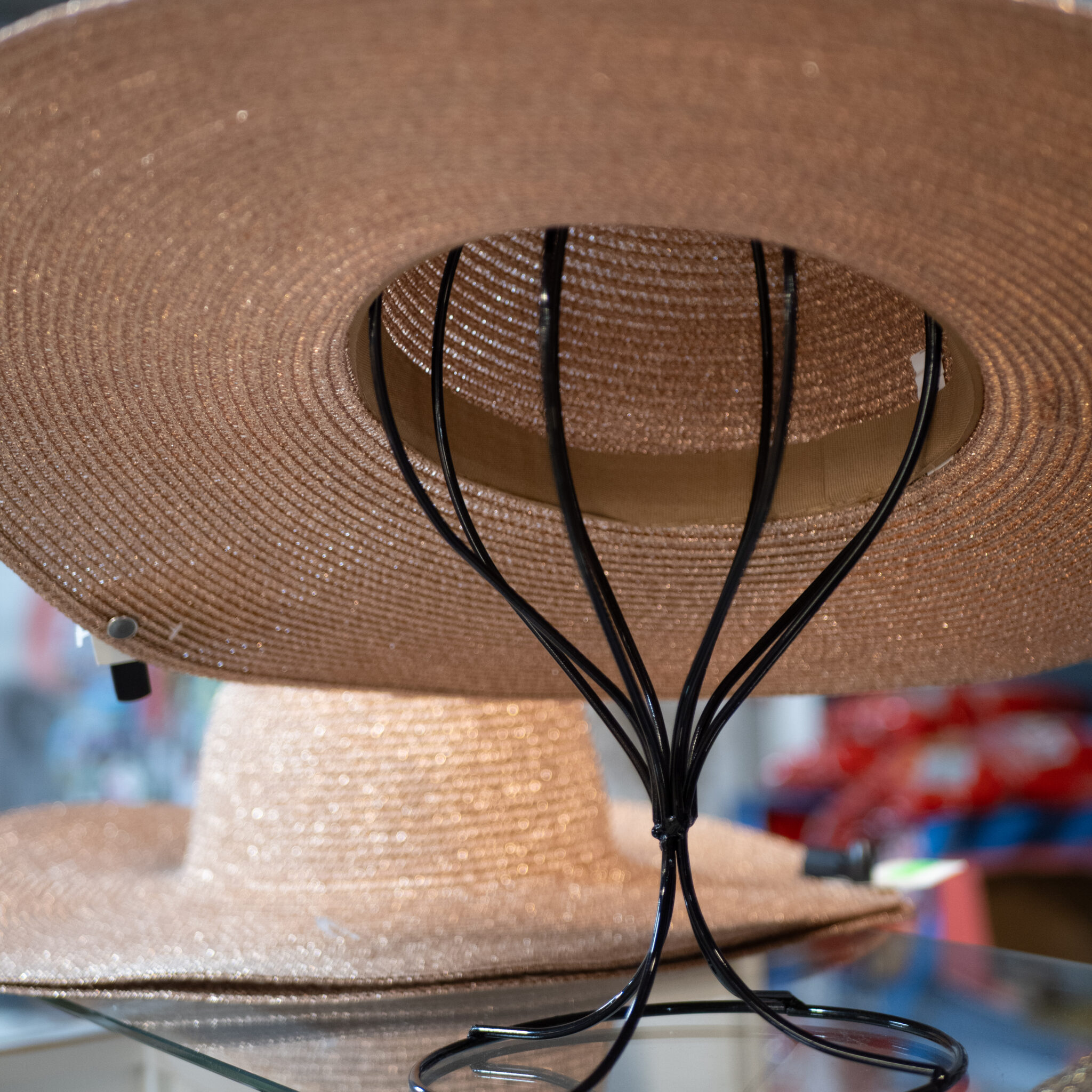 Alusel eksponeeritud õlgkübar.