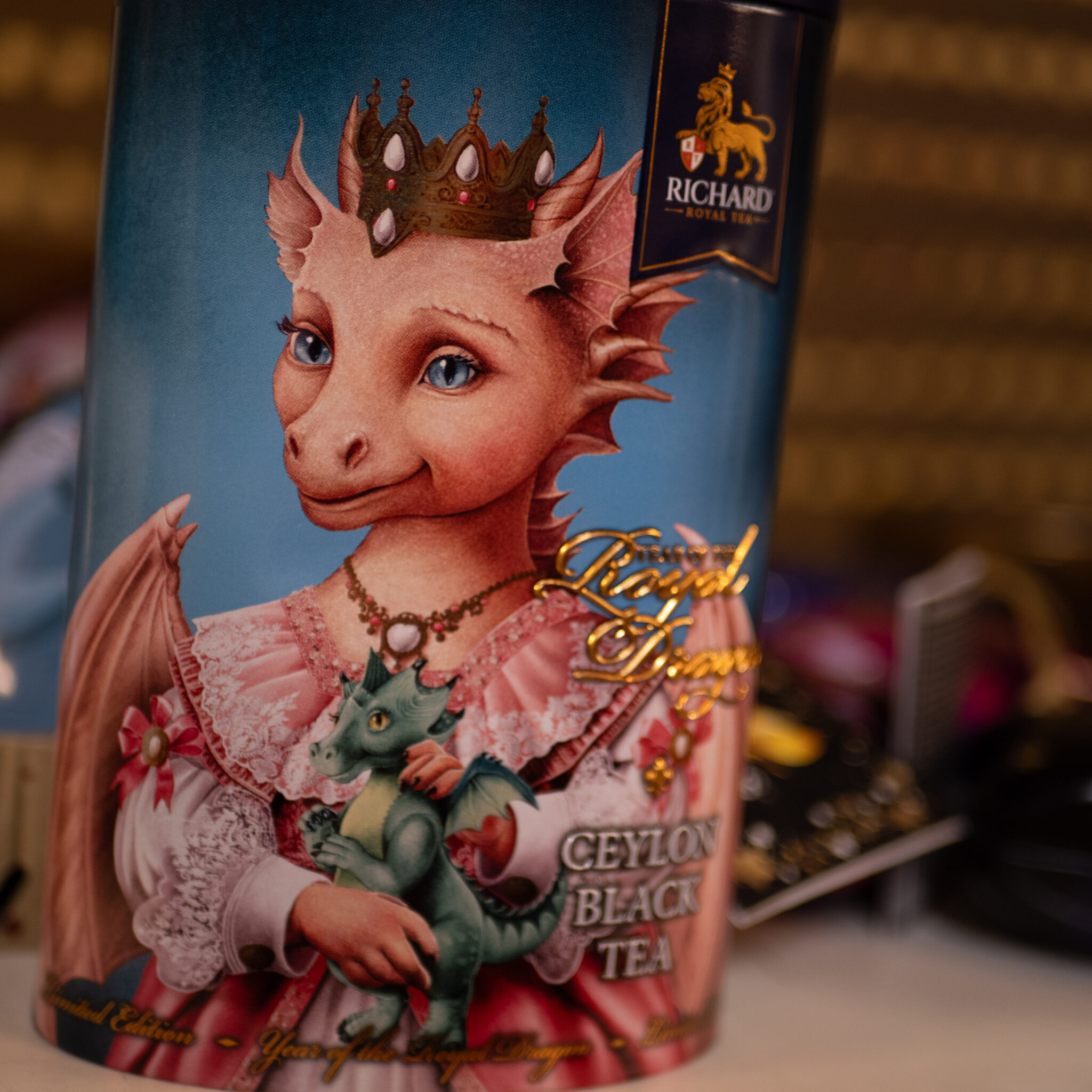 Piiratud väljaande Ceyloni musta tee purk kuninglikus rõivastuses draakoniga.