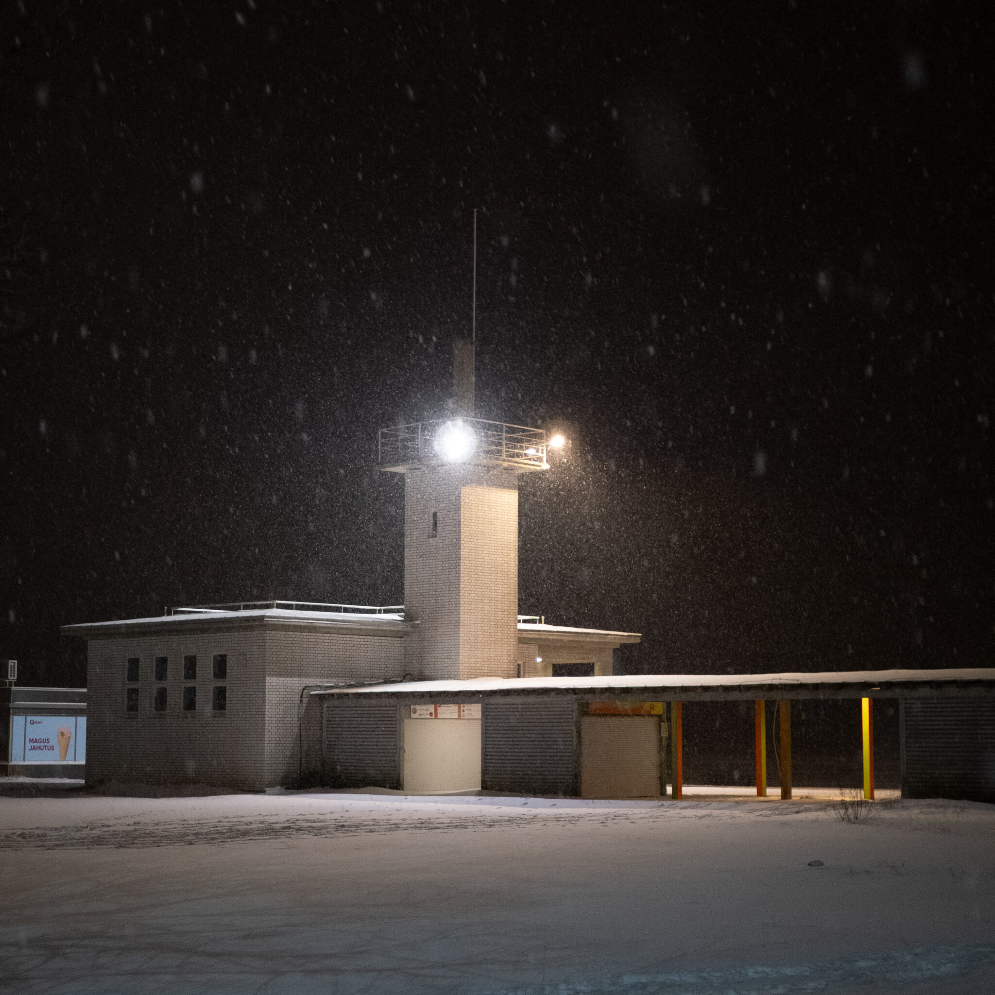 Lumega kaetud torniga hoone öiste tuledega.