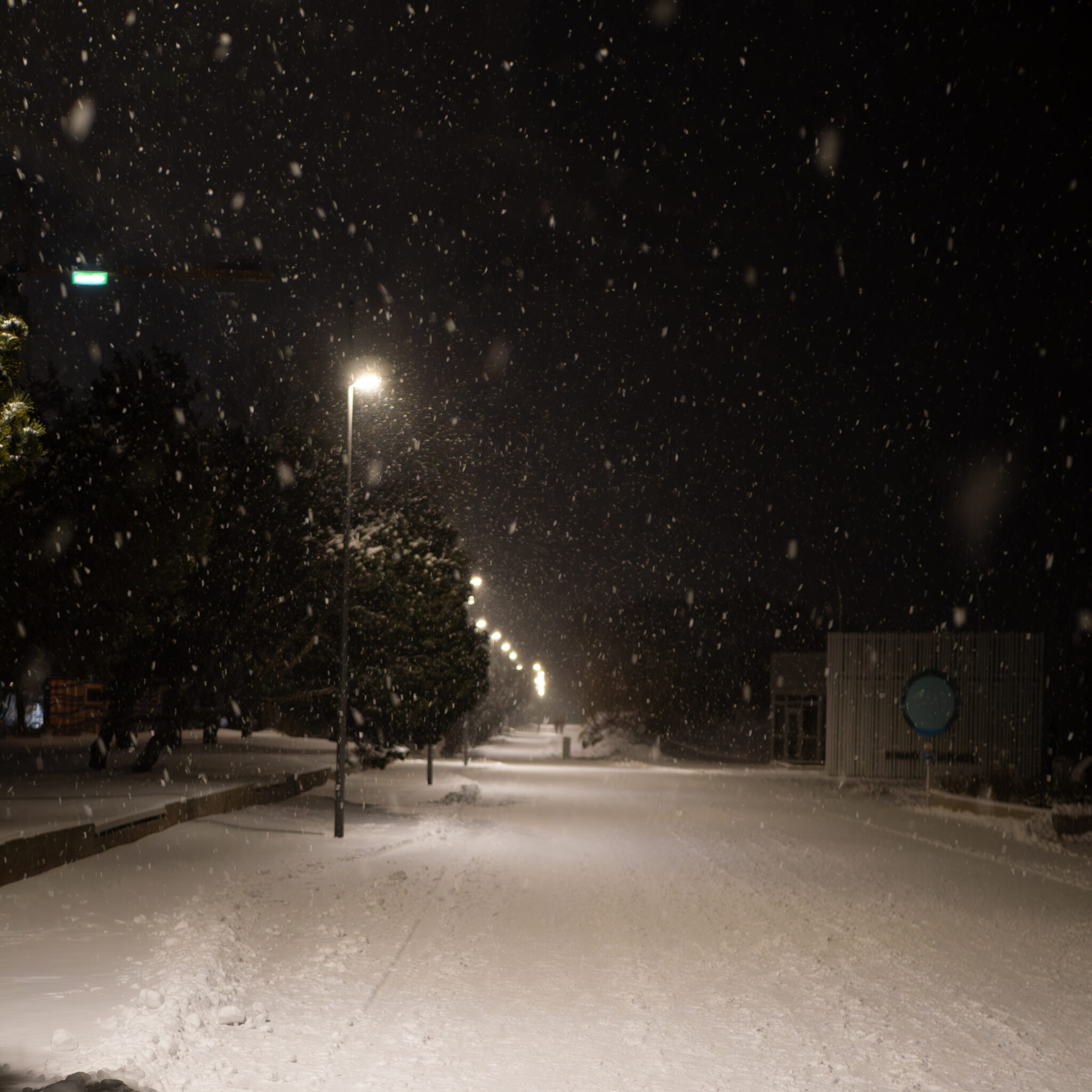 Lumine öö tänaval tänavavalgustitega.