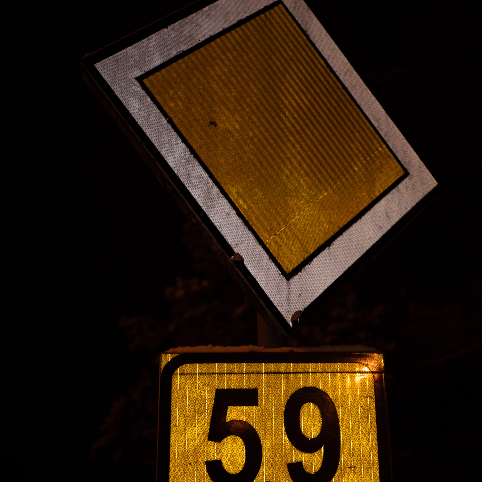 Kollane liiklusmärk numbriga 59.