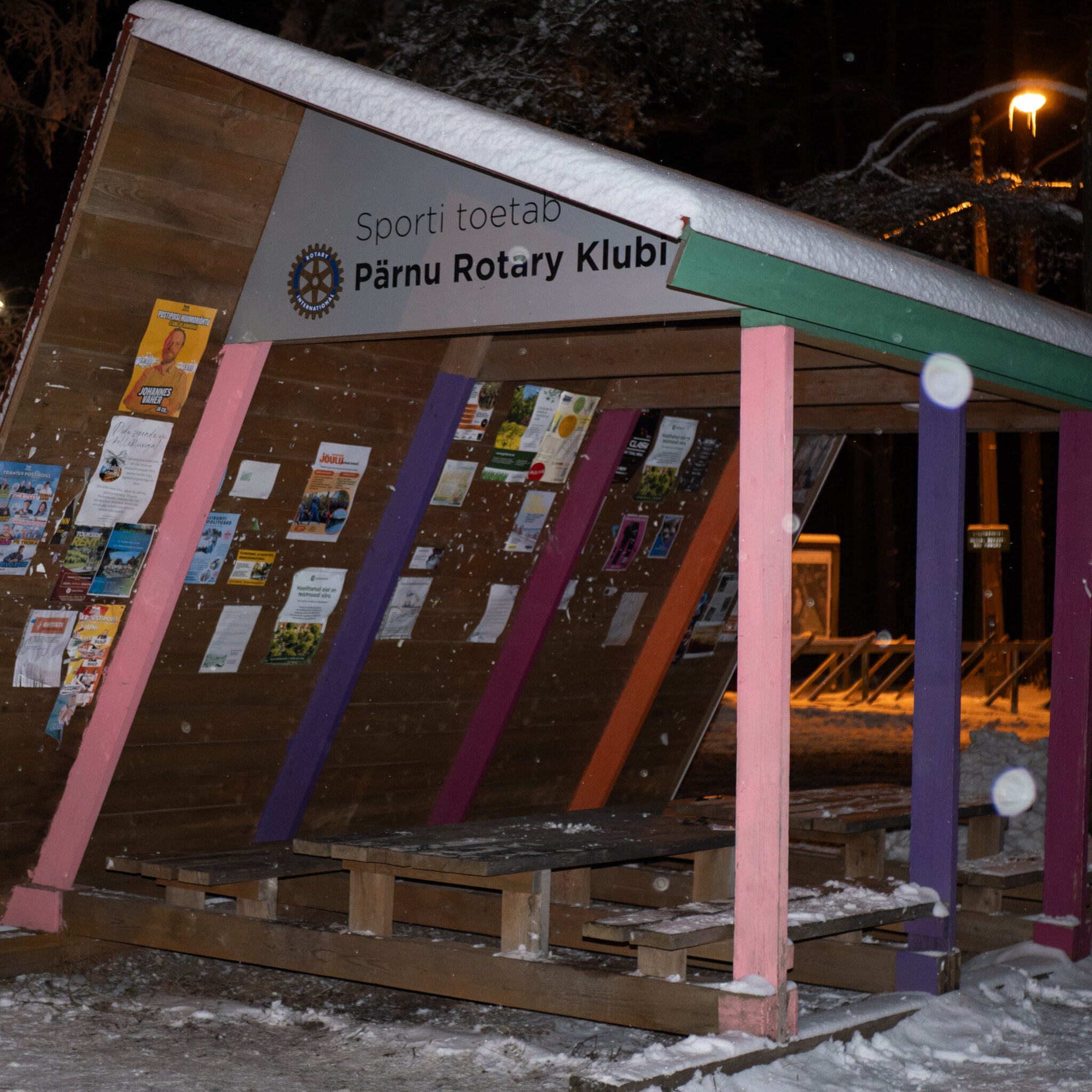 Värviline lumine bussipeatus Pärnu Rotary Clubi sildiga.