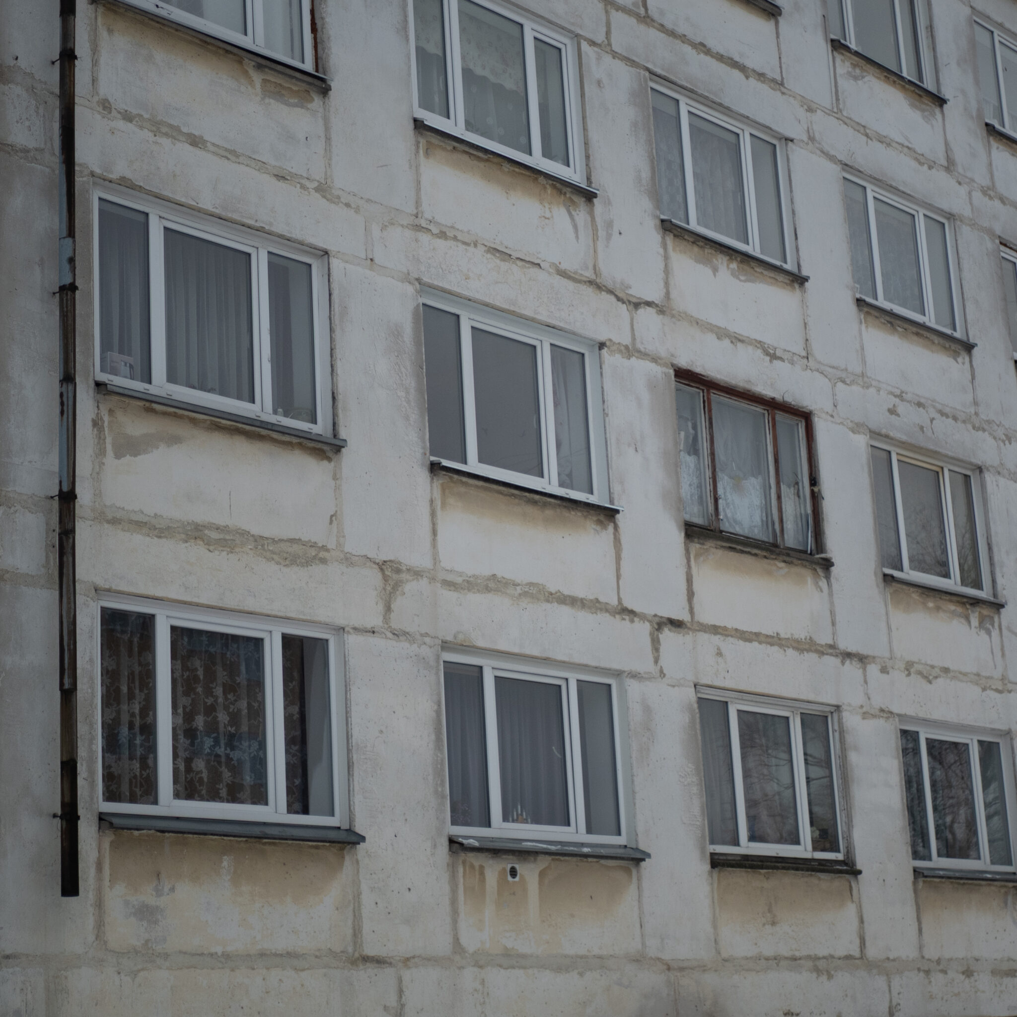 Rida aknaid mitmekorruselisel hoonel.