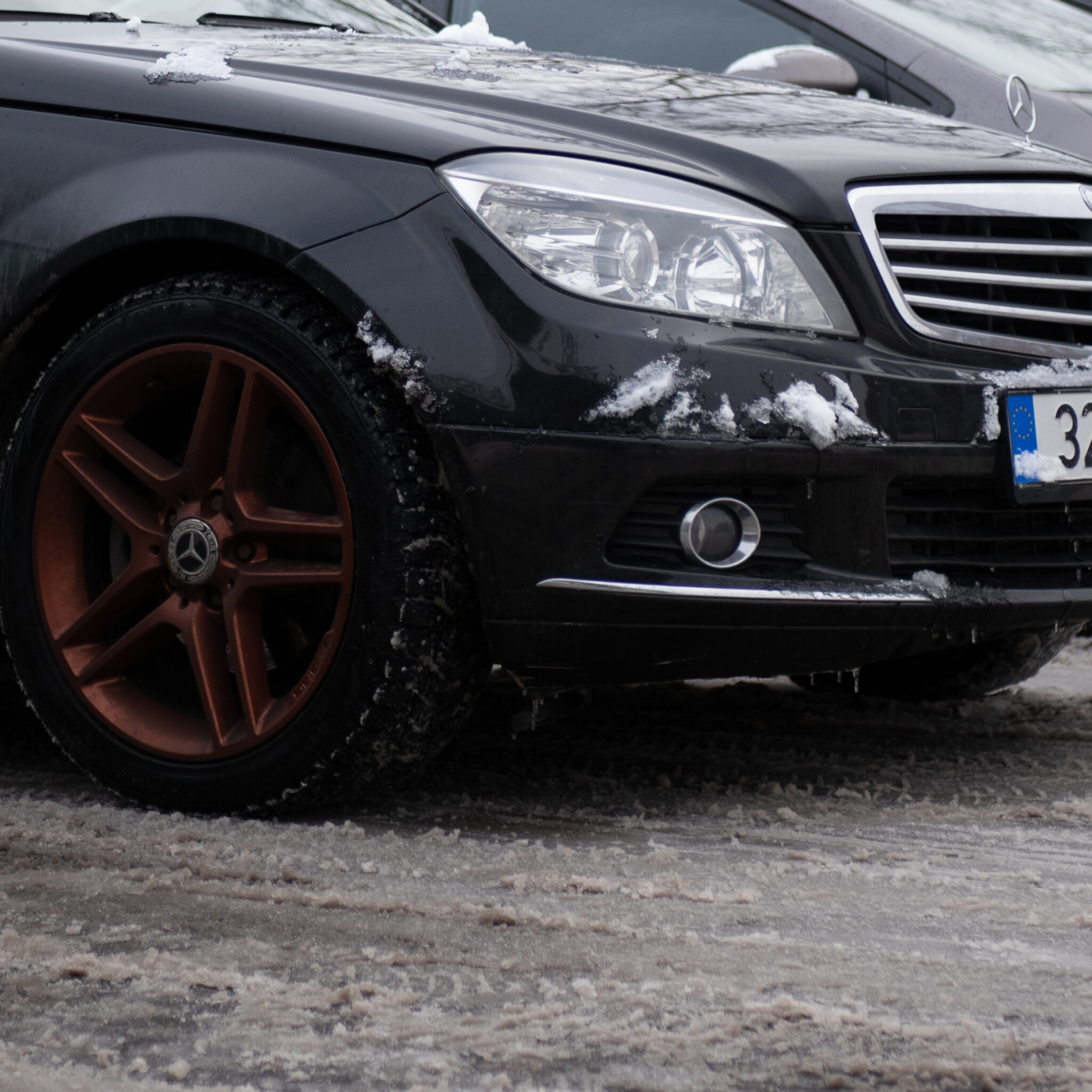 Lumiste rehvide ja esistangega Mercedes.