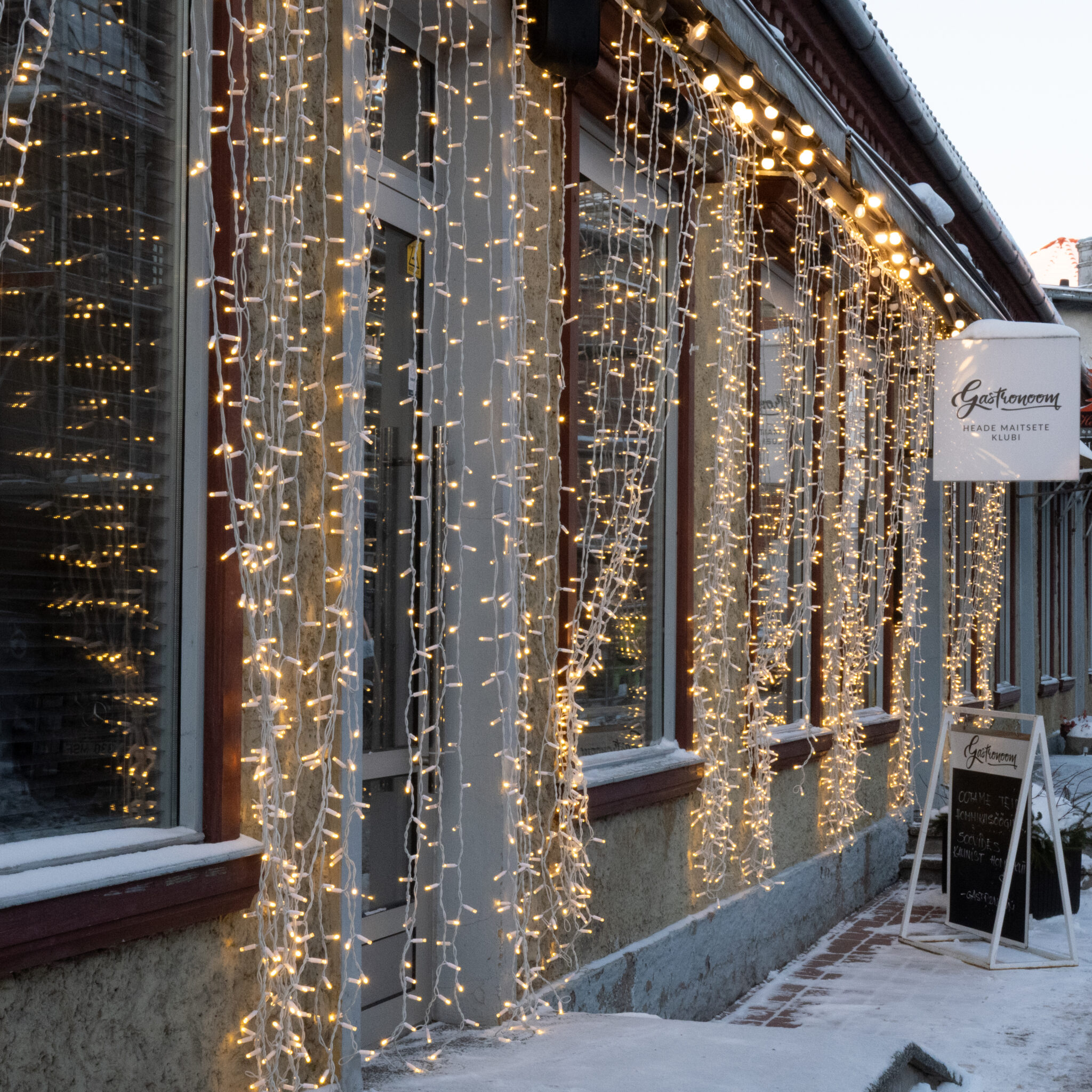 Jõulutuled kaunistavad poe esikülge ja loovad piduliku meeleolu.