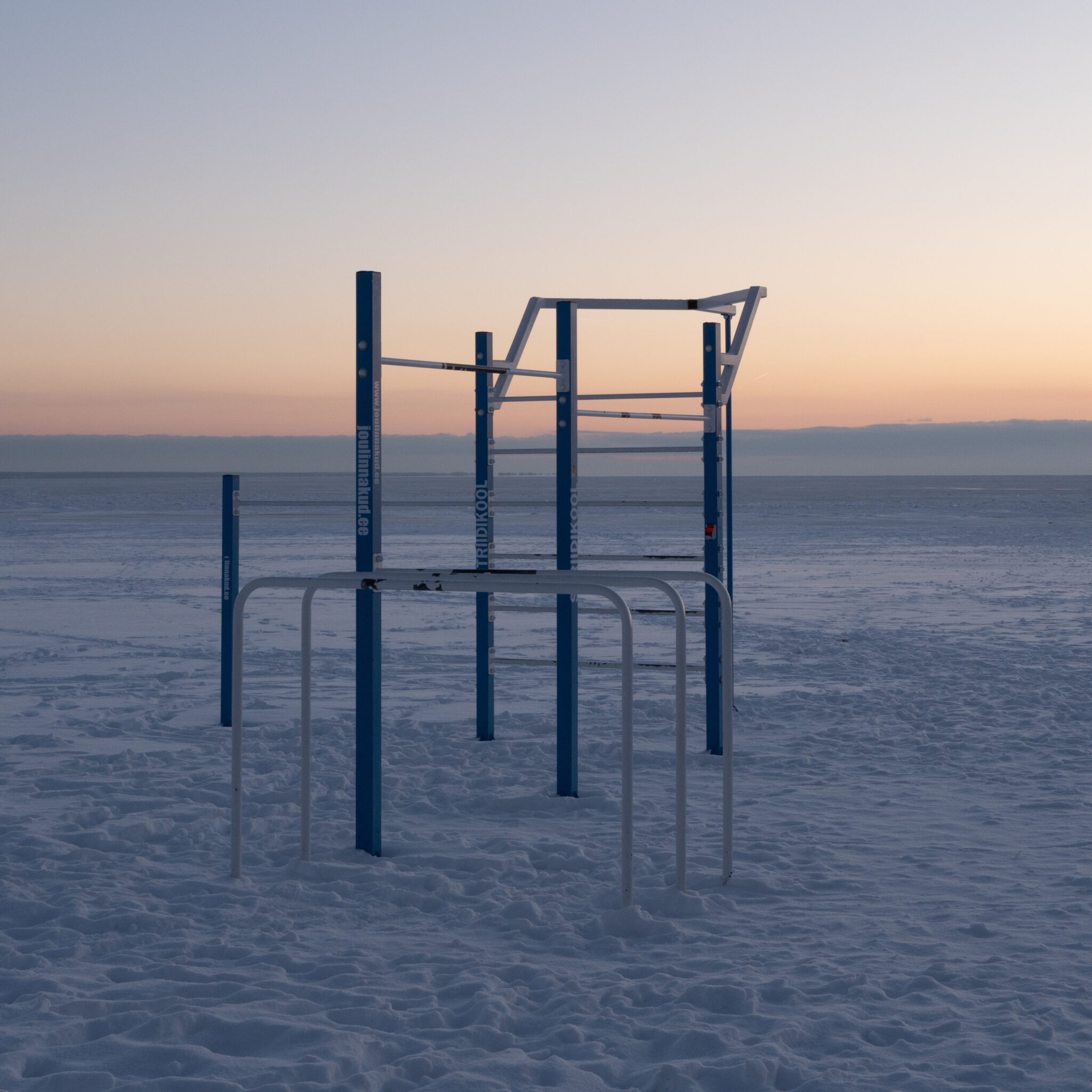 Lumega kaetud rand sinivalge treeningseadmega.