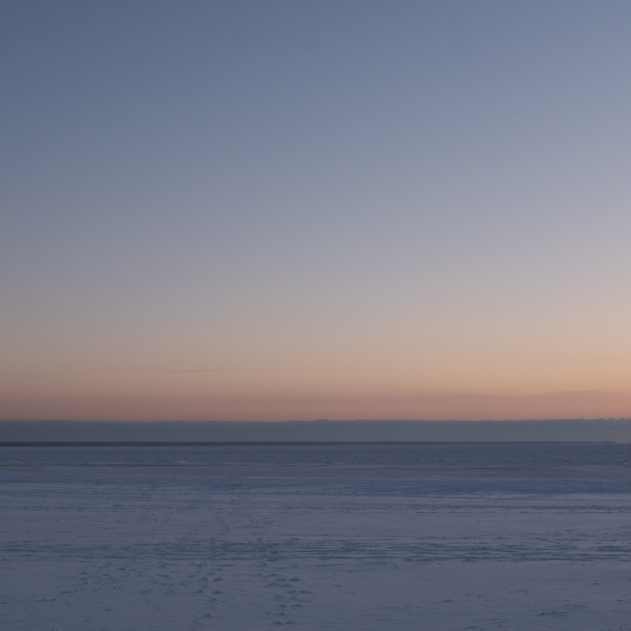 Rahulik lumine maastik videvikus.