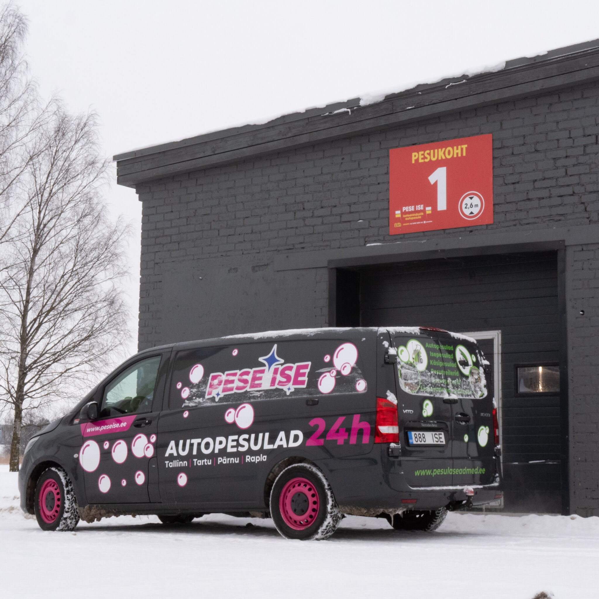 Must kaubik kirjaga Pese Ise pargitud hoone ette.