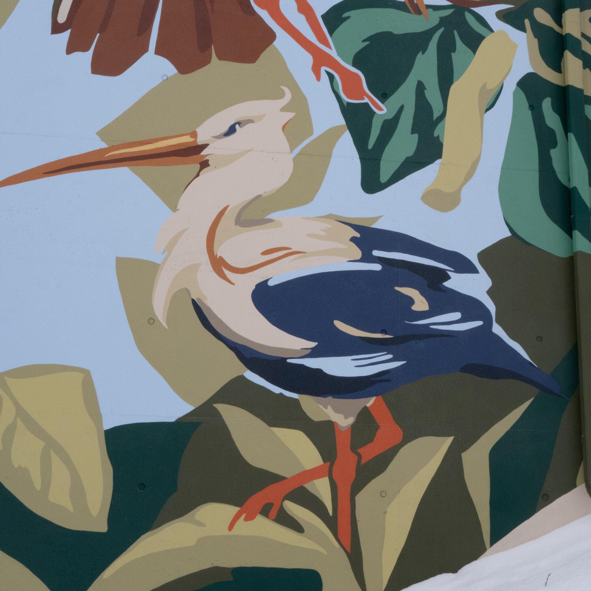 Värviline linnu ja lehtedega seinamaaling.