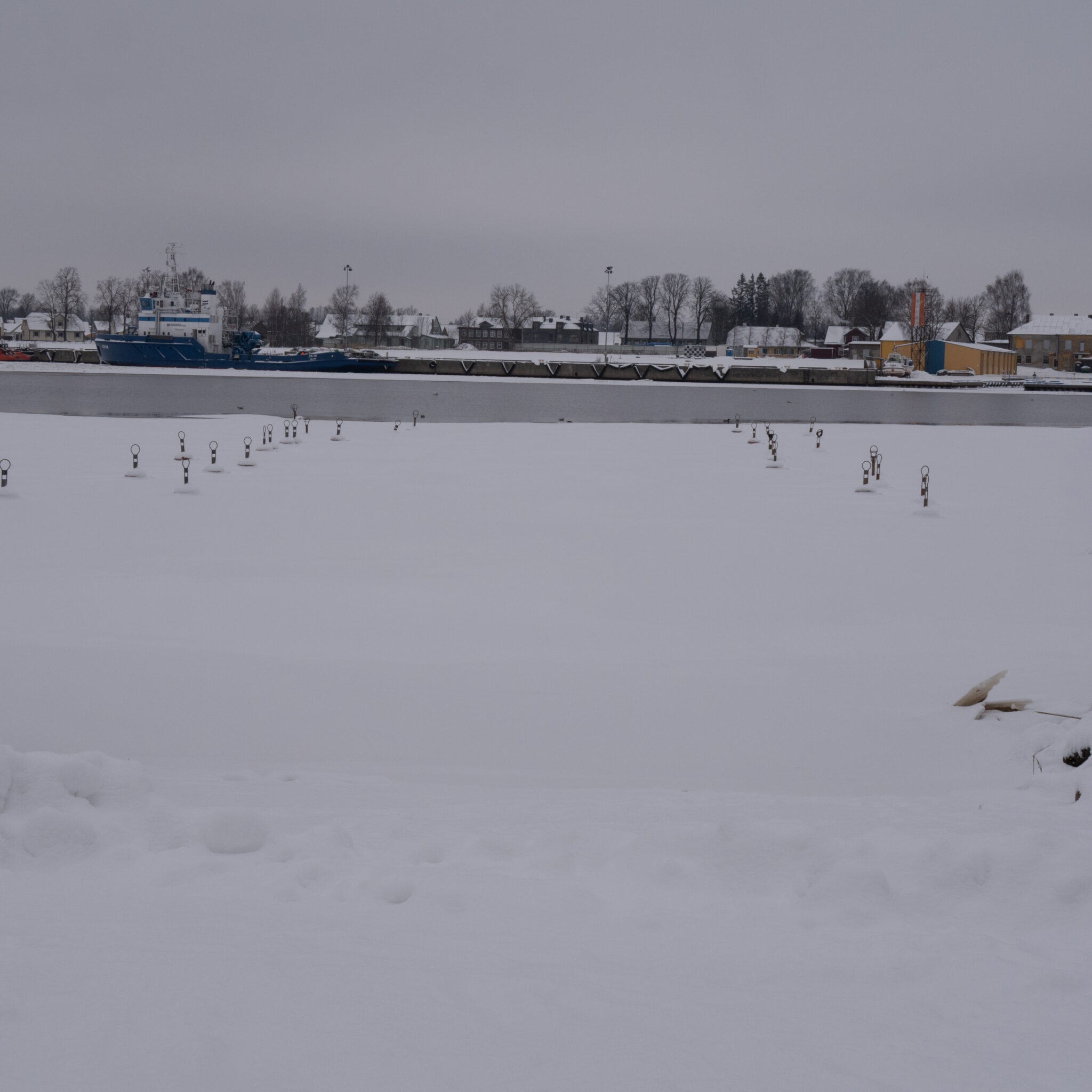 Lumine sadam sinise laeva ja kaiäärse muuliga.