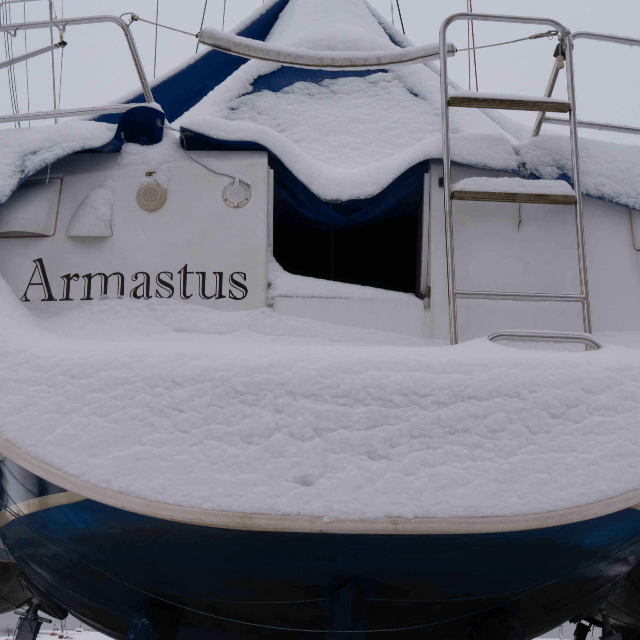 Lumega kaetud paat Armastus.