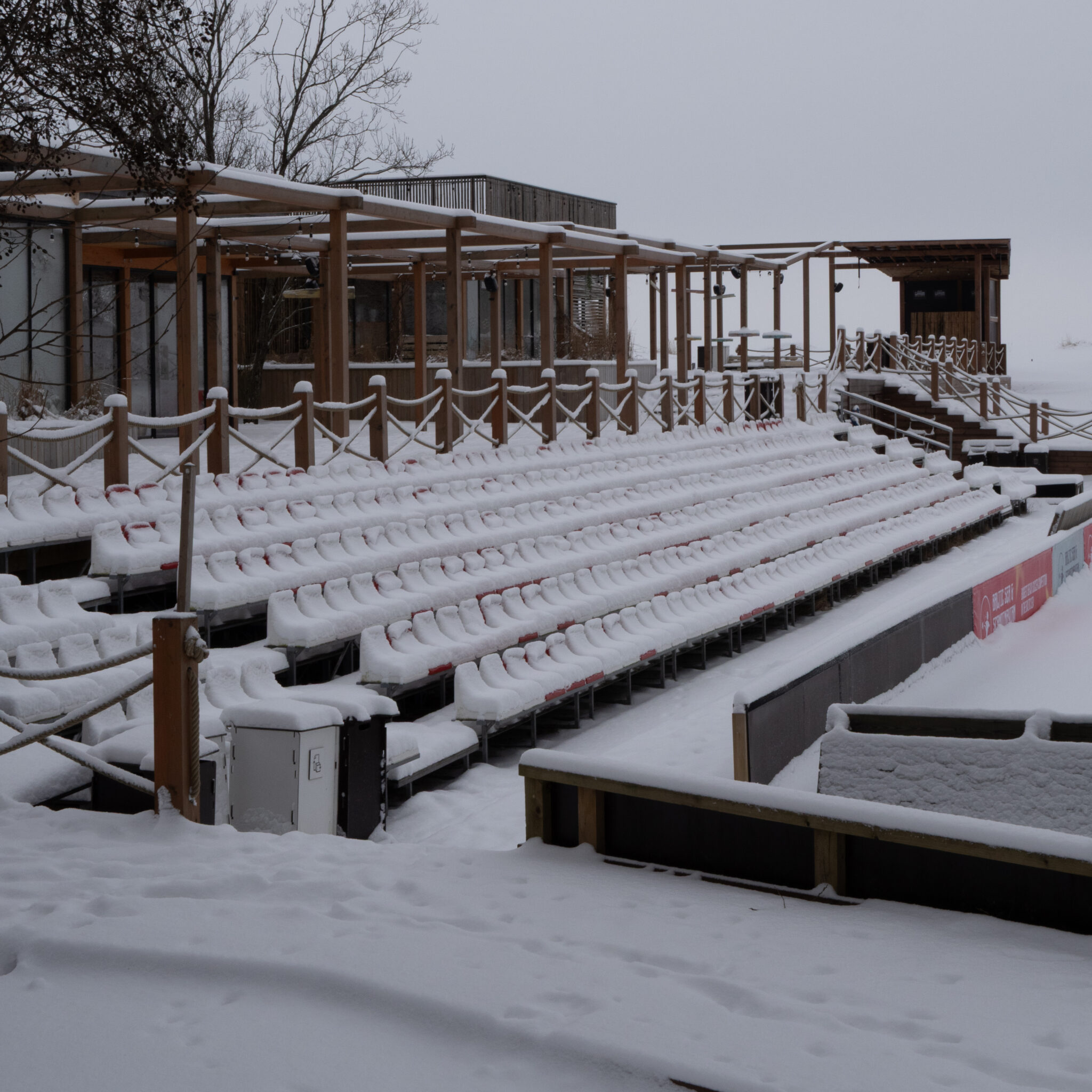 Lumega kaetud väliala istumiskohtade ja puitkonstruktsioonidega.