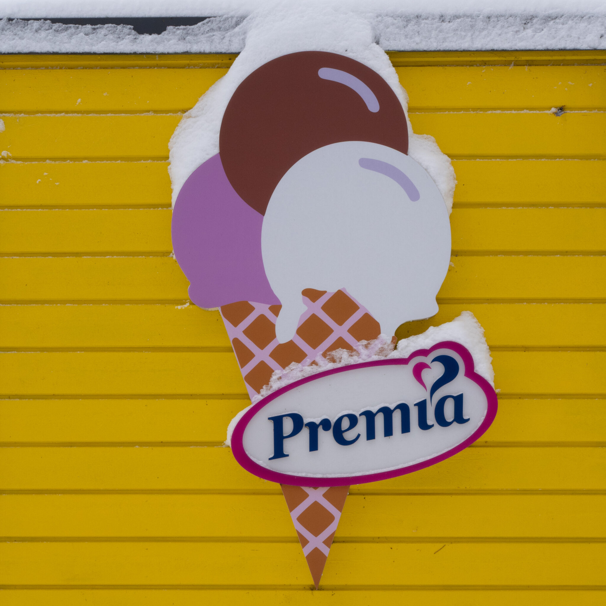 Lumega kaetud Premia jäätise silt.