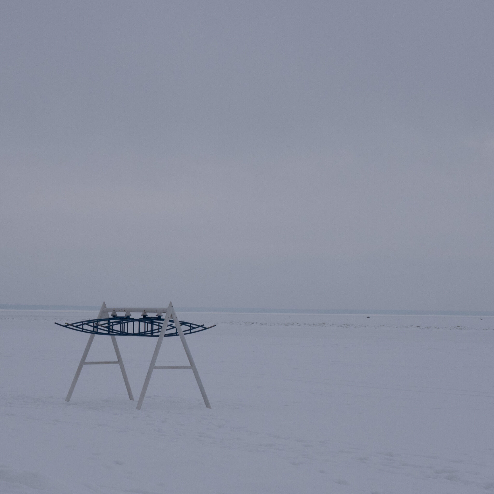 Lumega kaetud rand kiigekomplektiga.