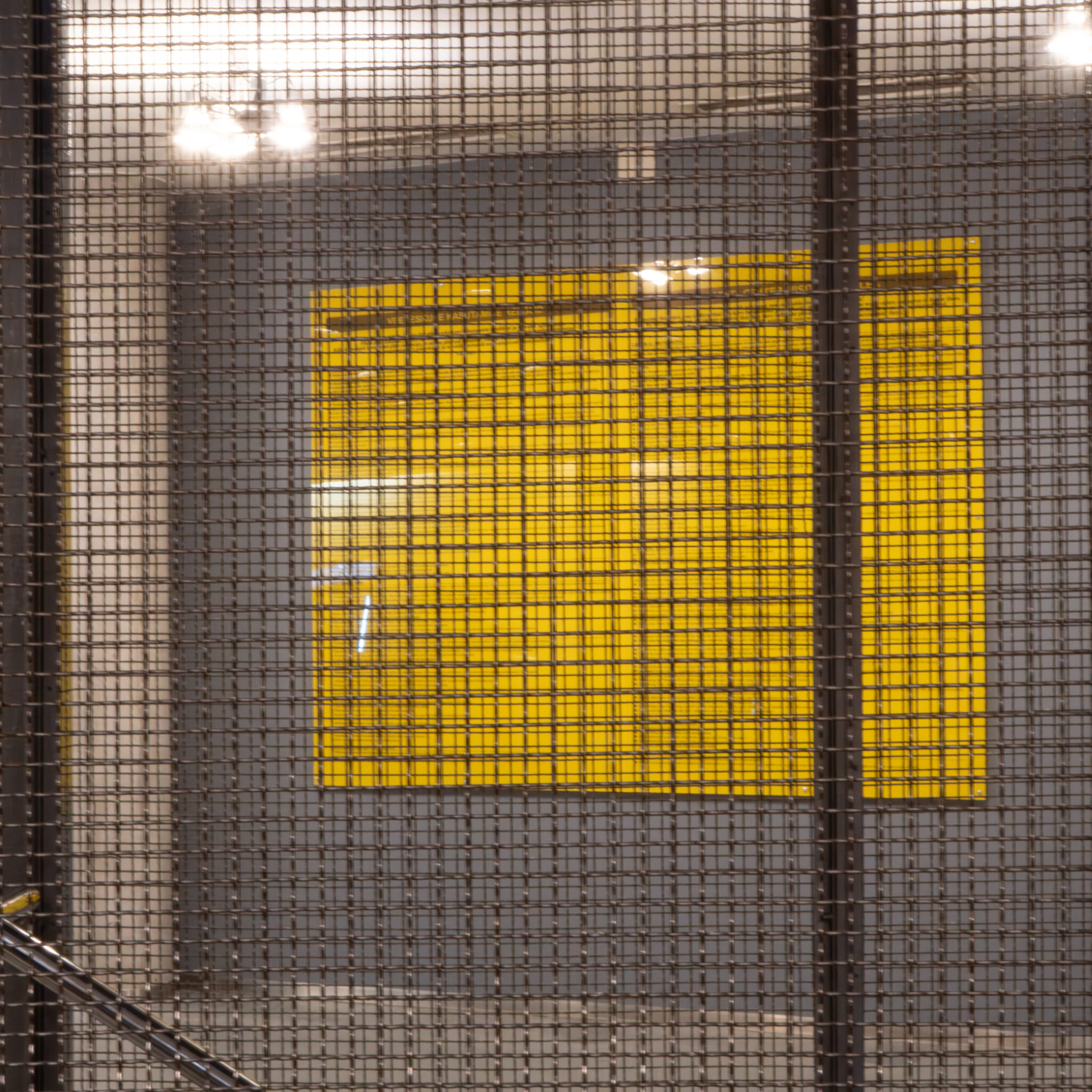 Kollane ruut metallvõrel.