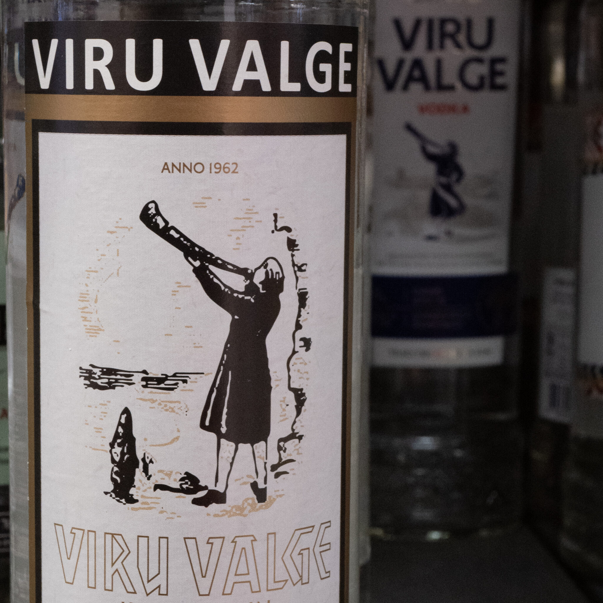 Kaks Viru Valge pudelit, üks musta ja teine valge sildiga.