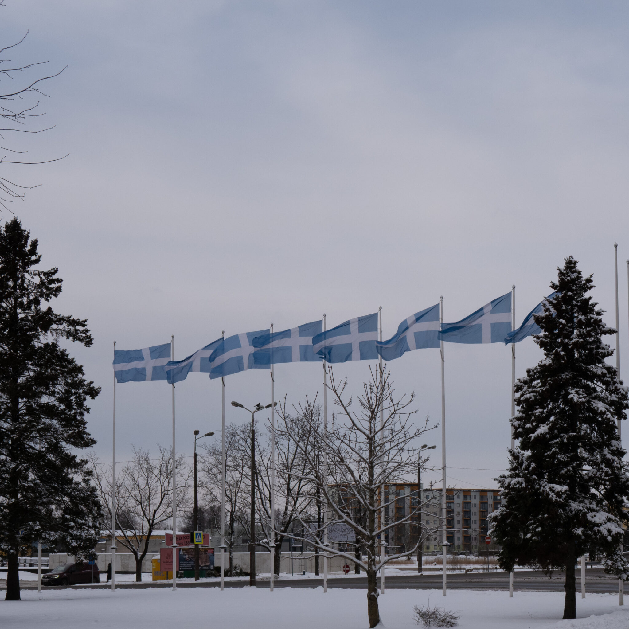 Kreeka õigeusu kiriku lipud lehvivad tuules.