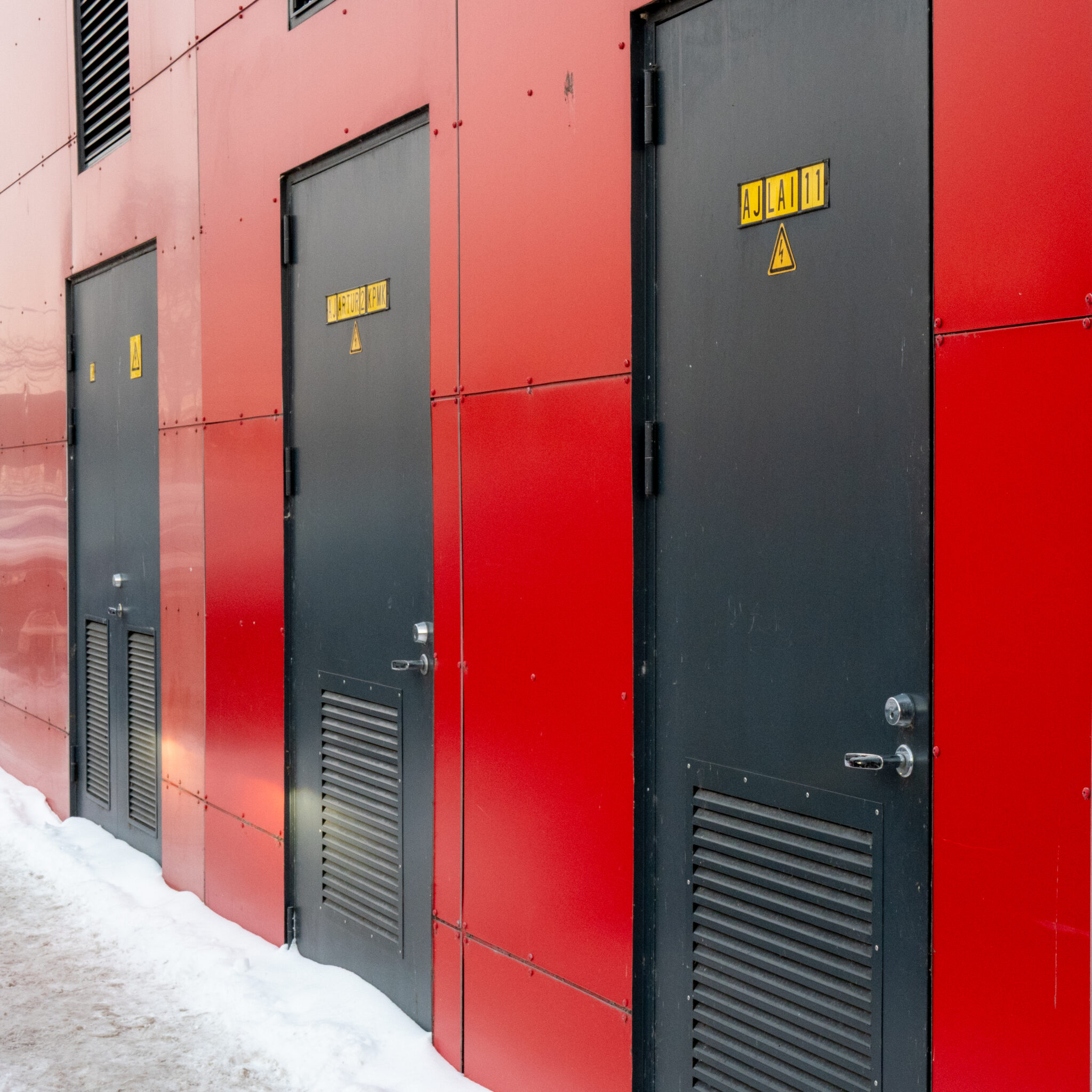 Kolm punamusta ust hoiatussiltidega.