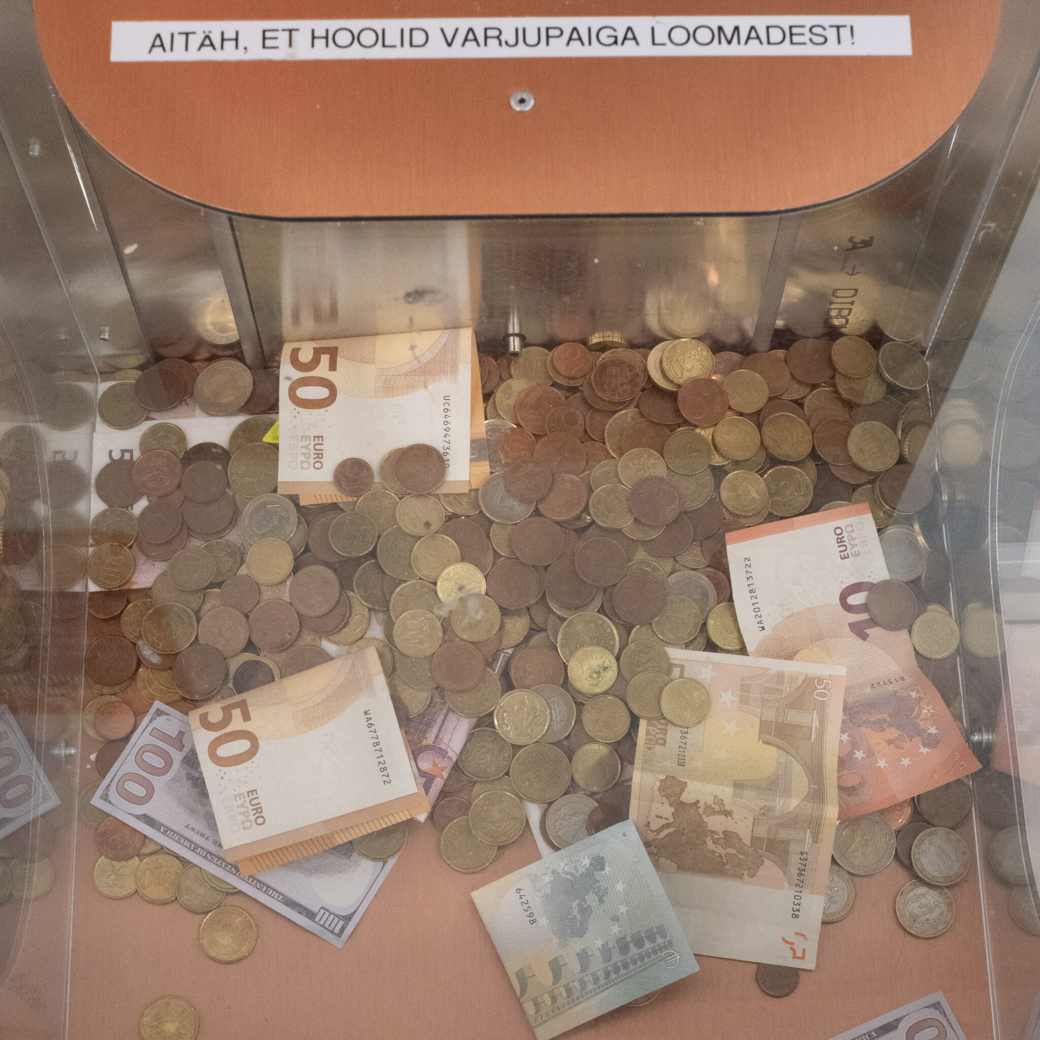 Mündi- ja rahatähtede automaat 50-euroste kupüüride ja müntidega.