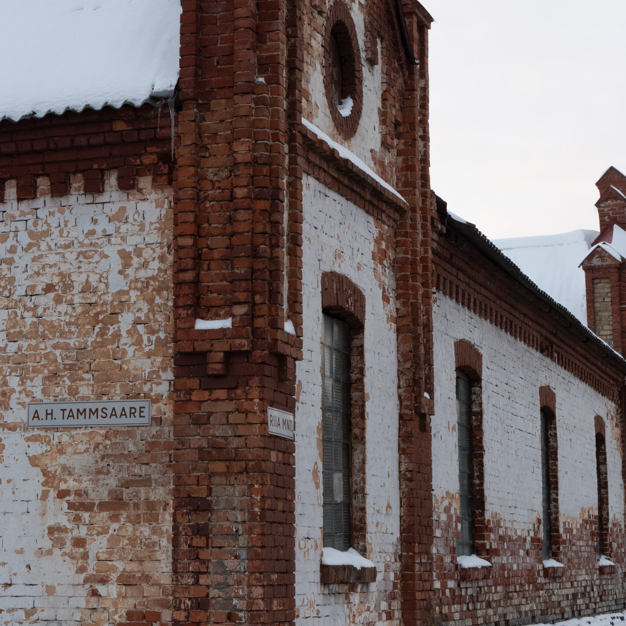 A. H. Tammsaare hoone lumega katusel ja akendel.