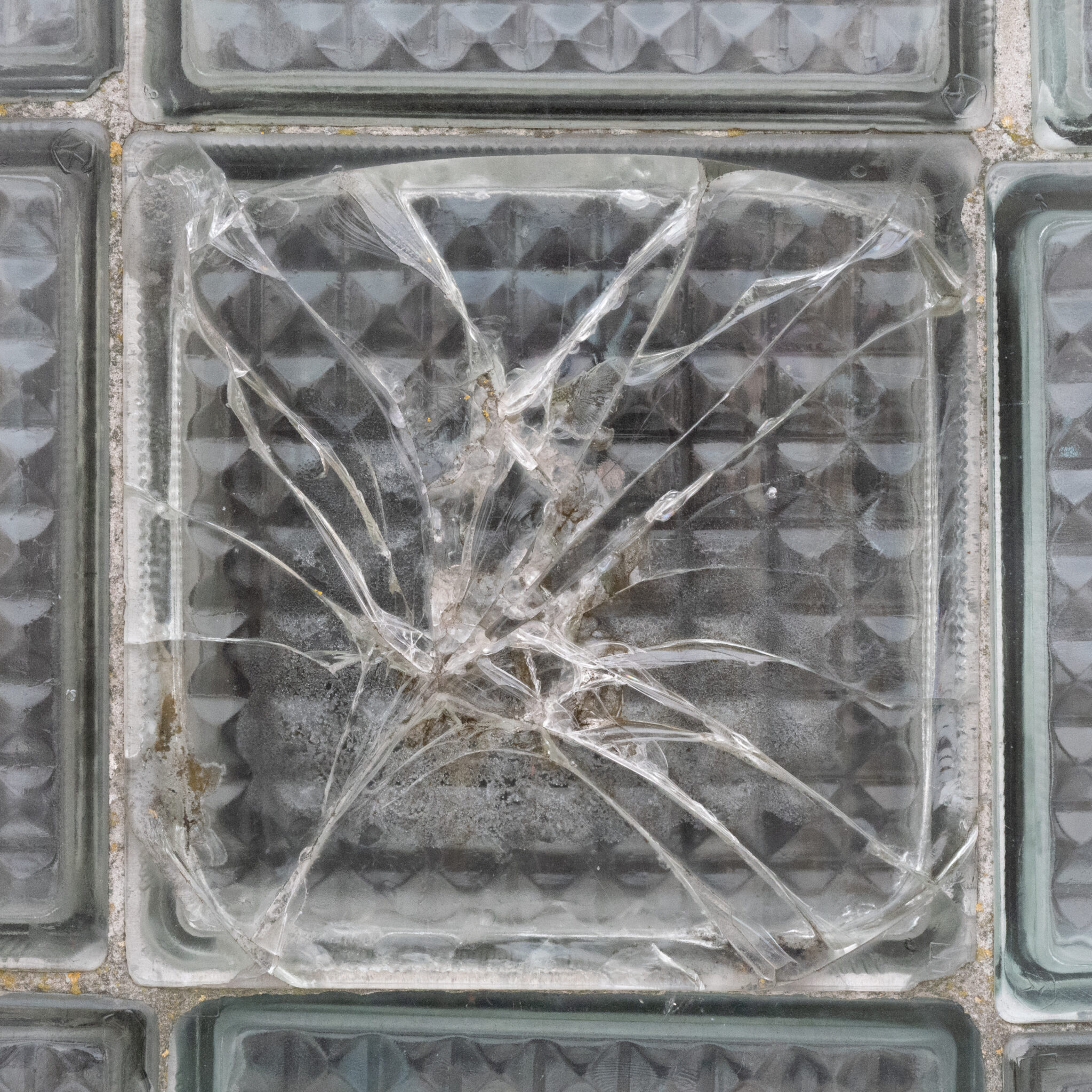 Purunenud klaasplokk sakilise servaga.