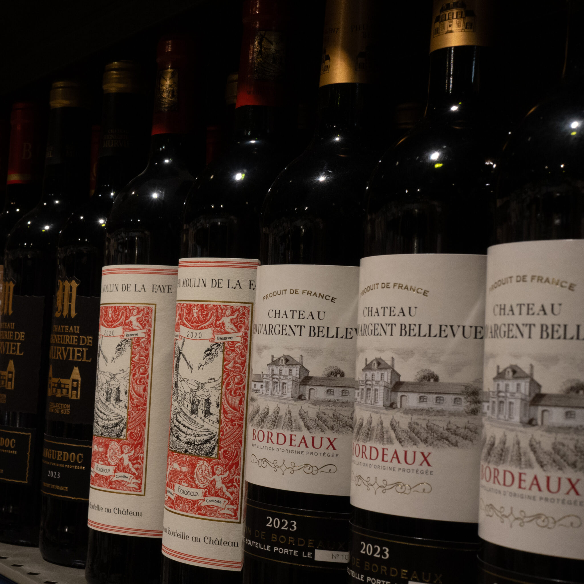 Väljapanekul Bordeaux’ veinipudelid.