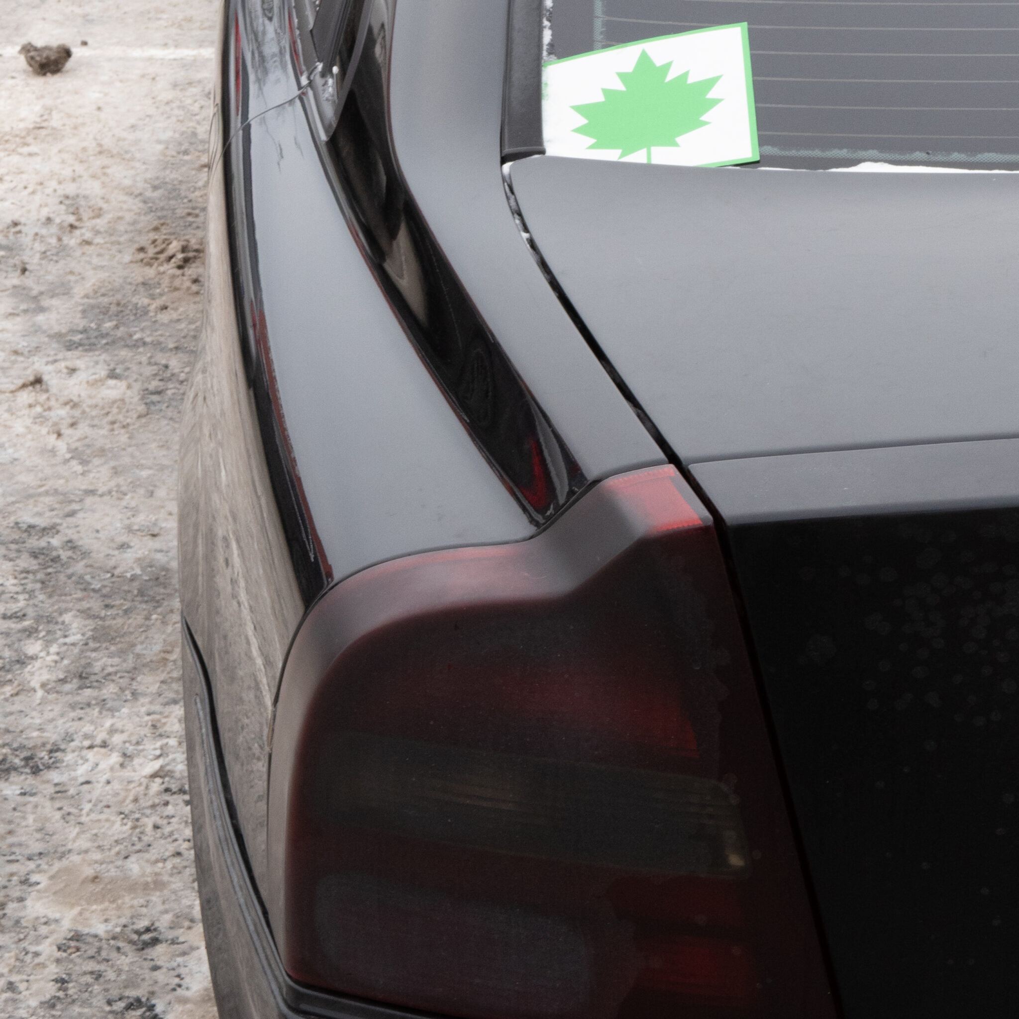 Must auto rohelise vahtralehe kleebisega tagaosal.