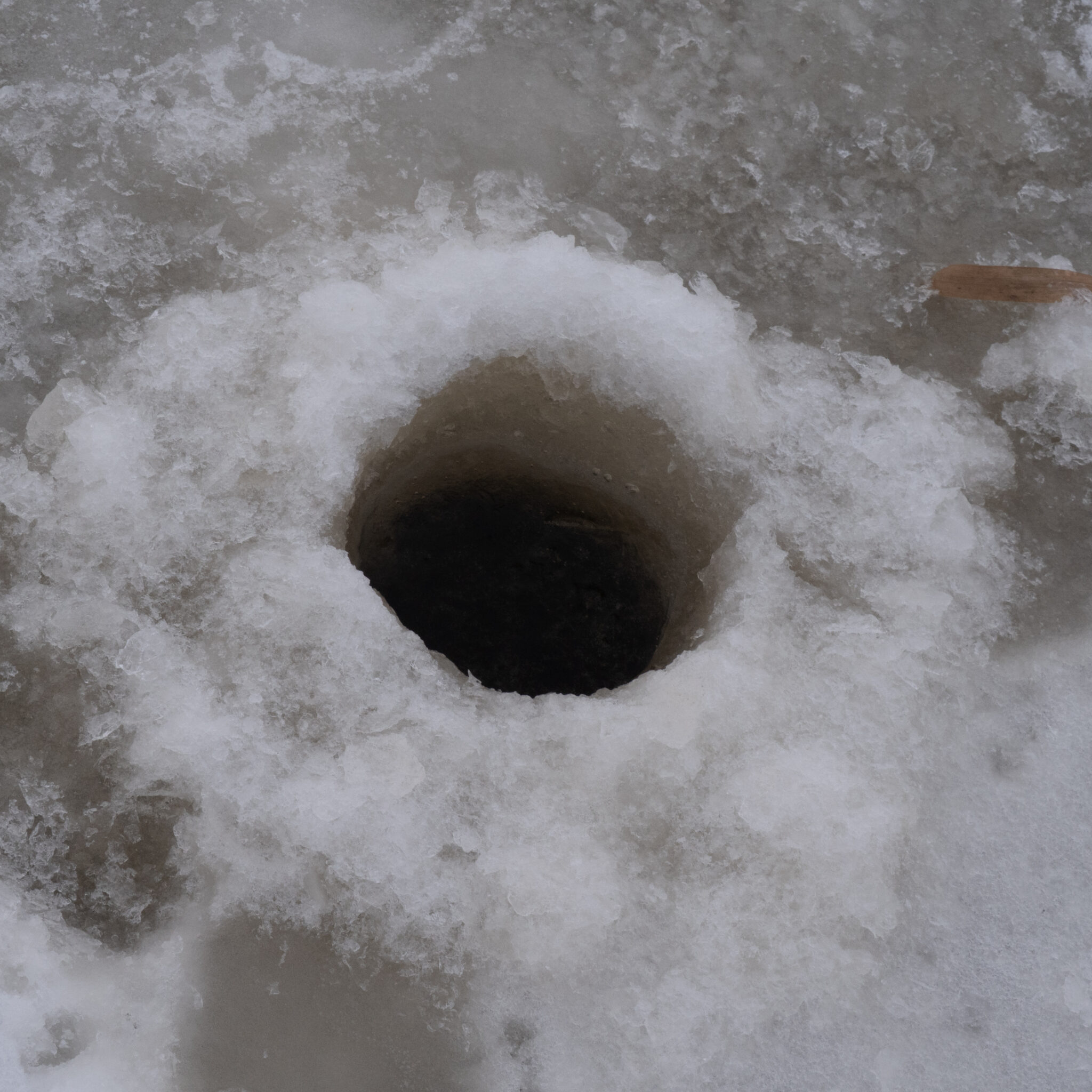 Jääkalastusauk jäätunud järvel.