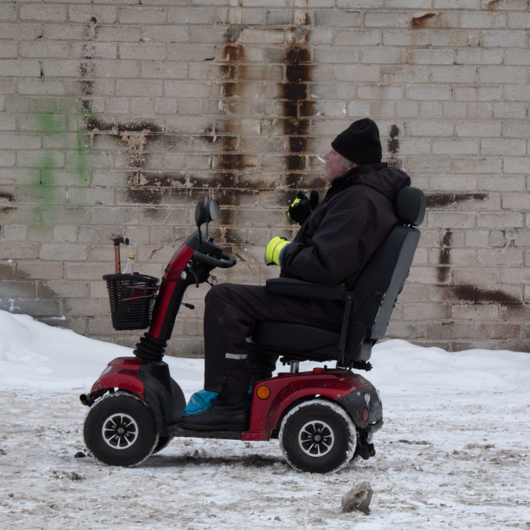 Mees liigub lumisel alal invaskuutriga.