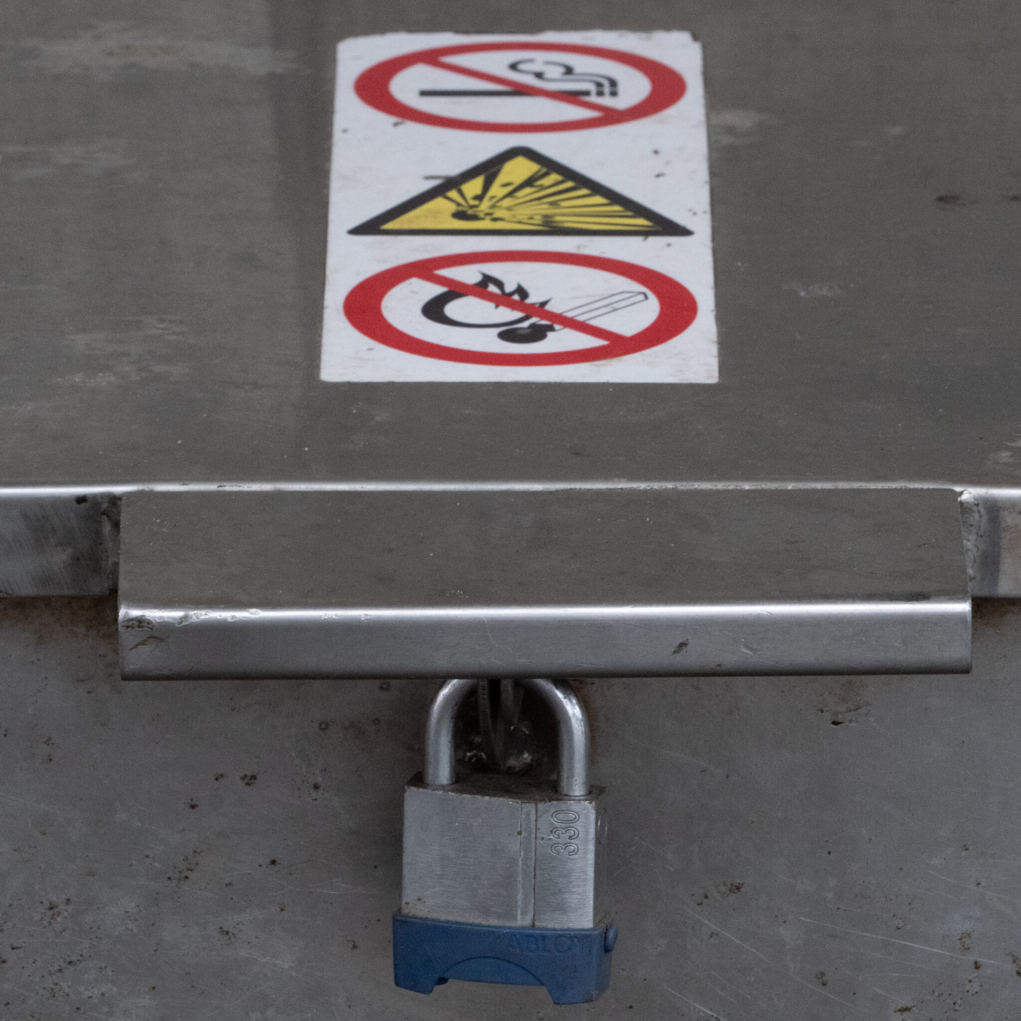 Suitsetamise ja tuleohu keelumärk tabalukuga metallpinnal.