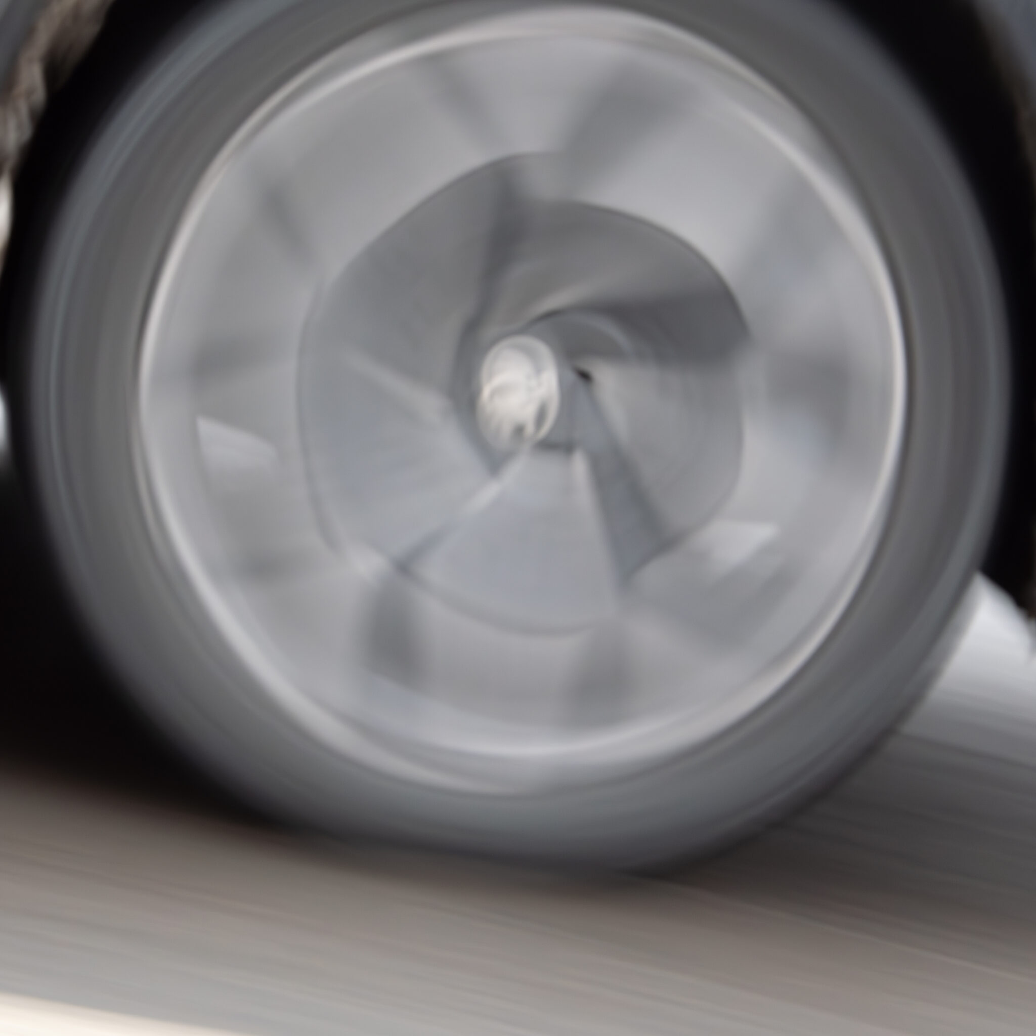 Udune autoratas pöörleb teel.