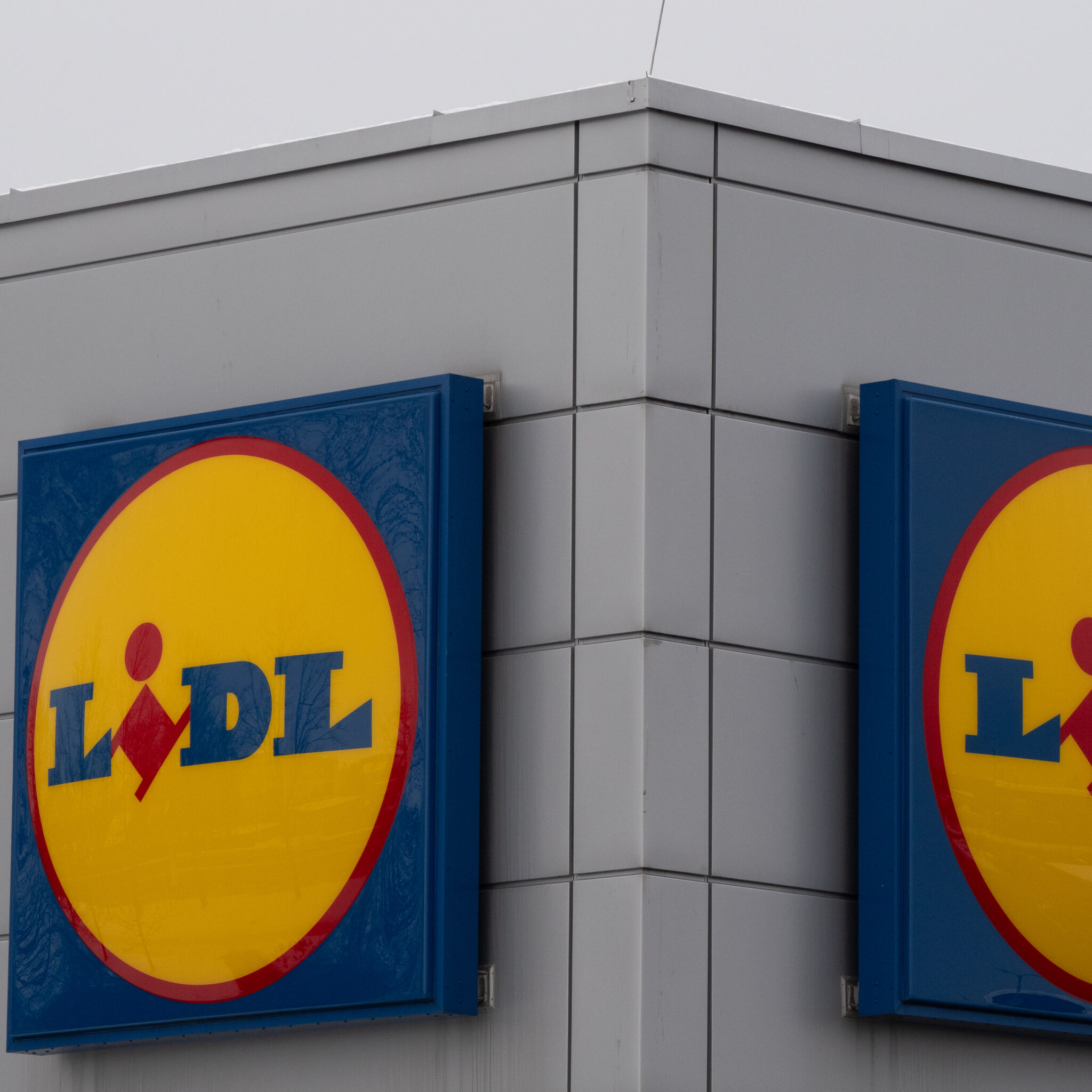 Lidli poe silt hoone nurgal.