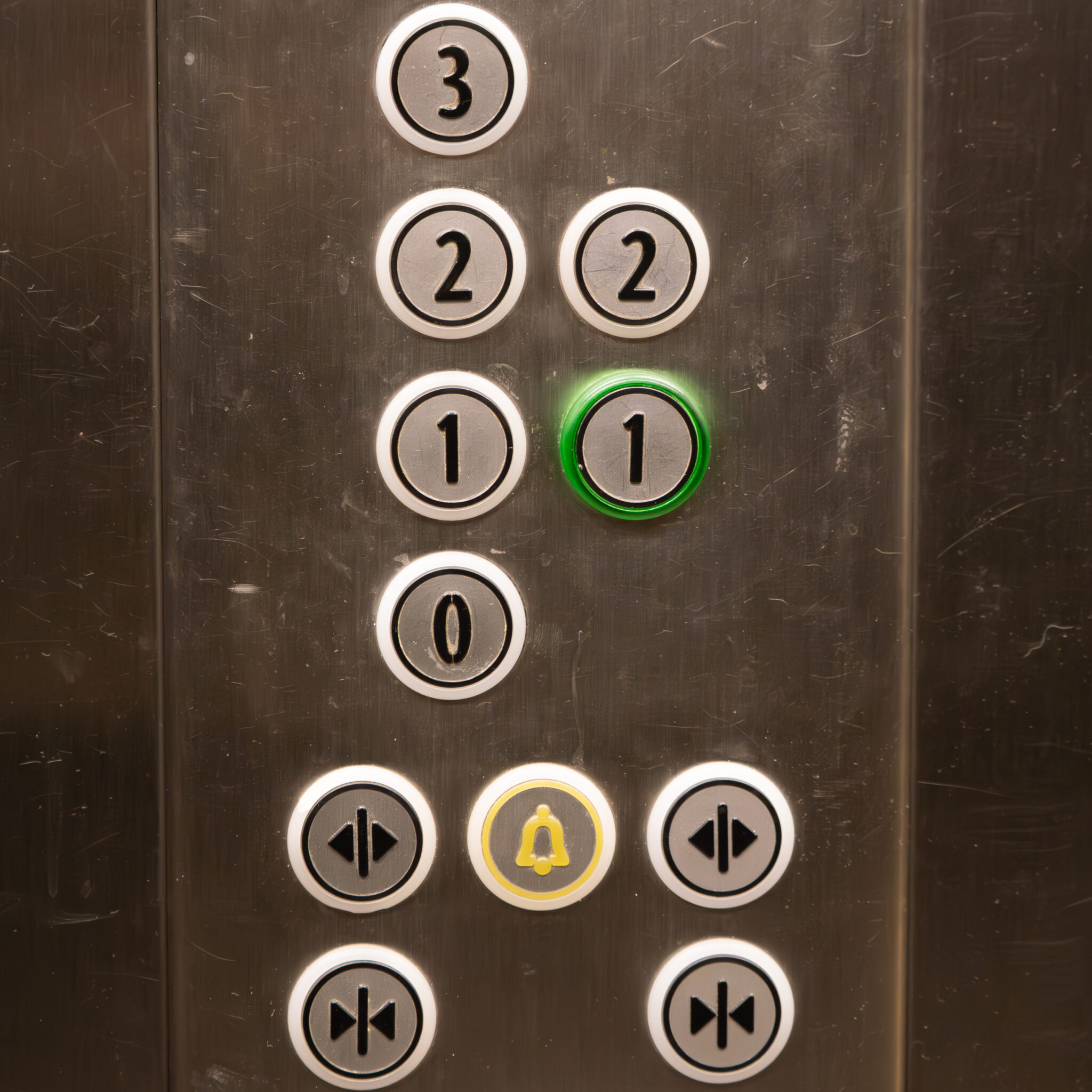 Lifti nupud, millest number 1 helendab roheliselt.