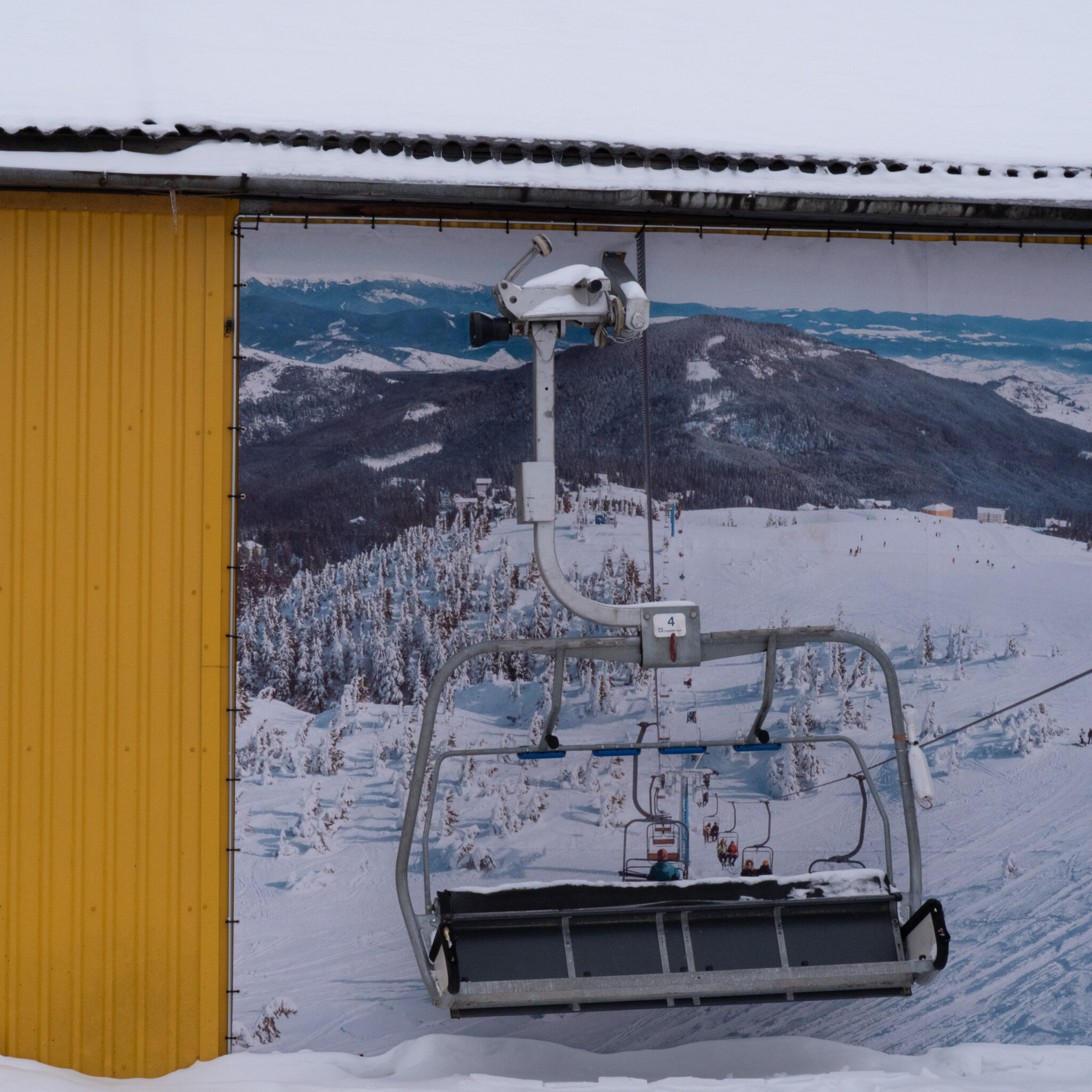 Suusatõstuk lumise mäevaatega.