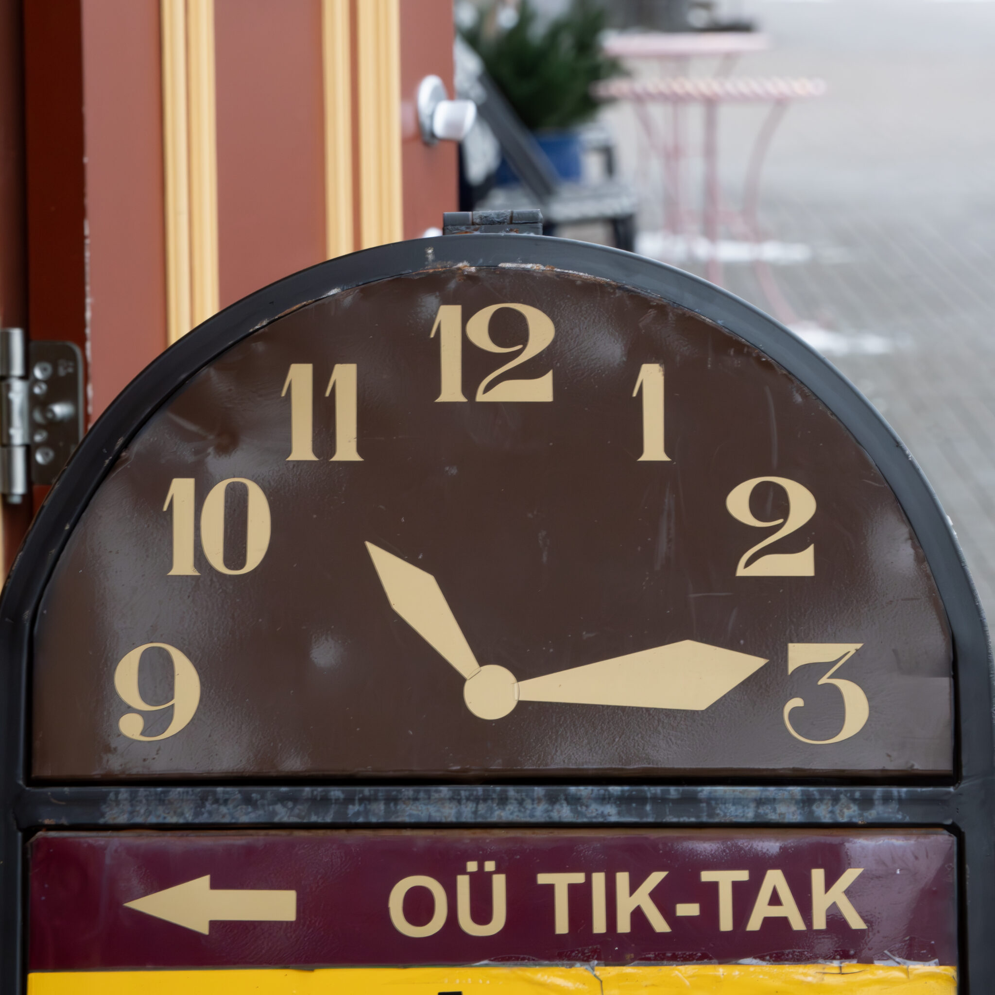 Kell OÜ TIK-TAK sildi kohal.