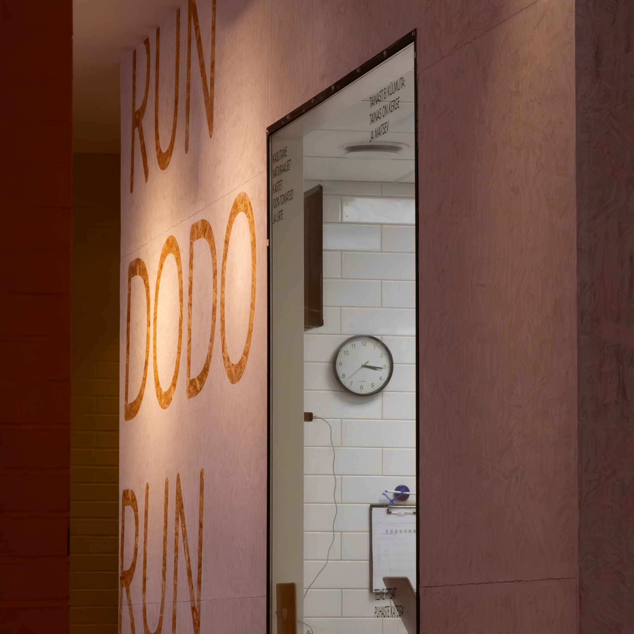 Ukseava grafitiga RUN DODO RUN ja kellaga.