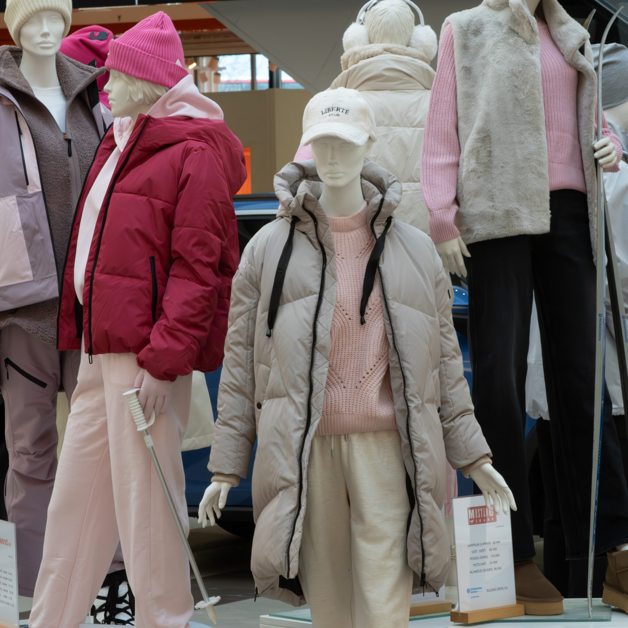 Mannekeenid talveriiete väljapanekul kaubanduskeskuses.