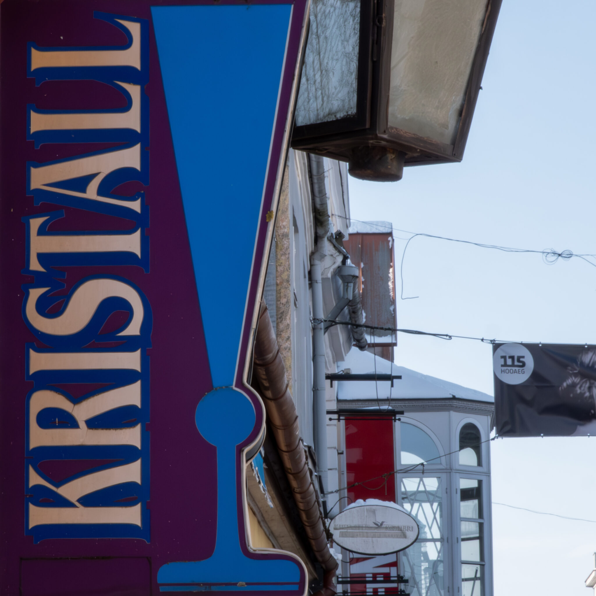 Kristalli silt Euroopa väikelinna hoonel.