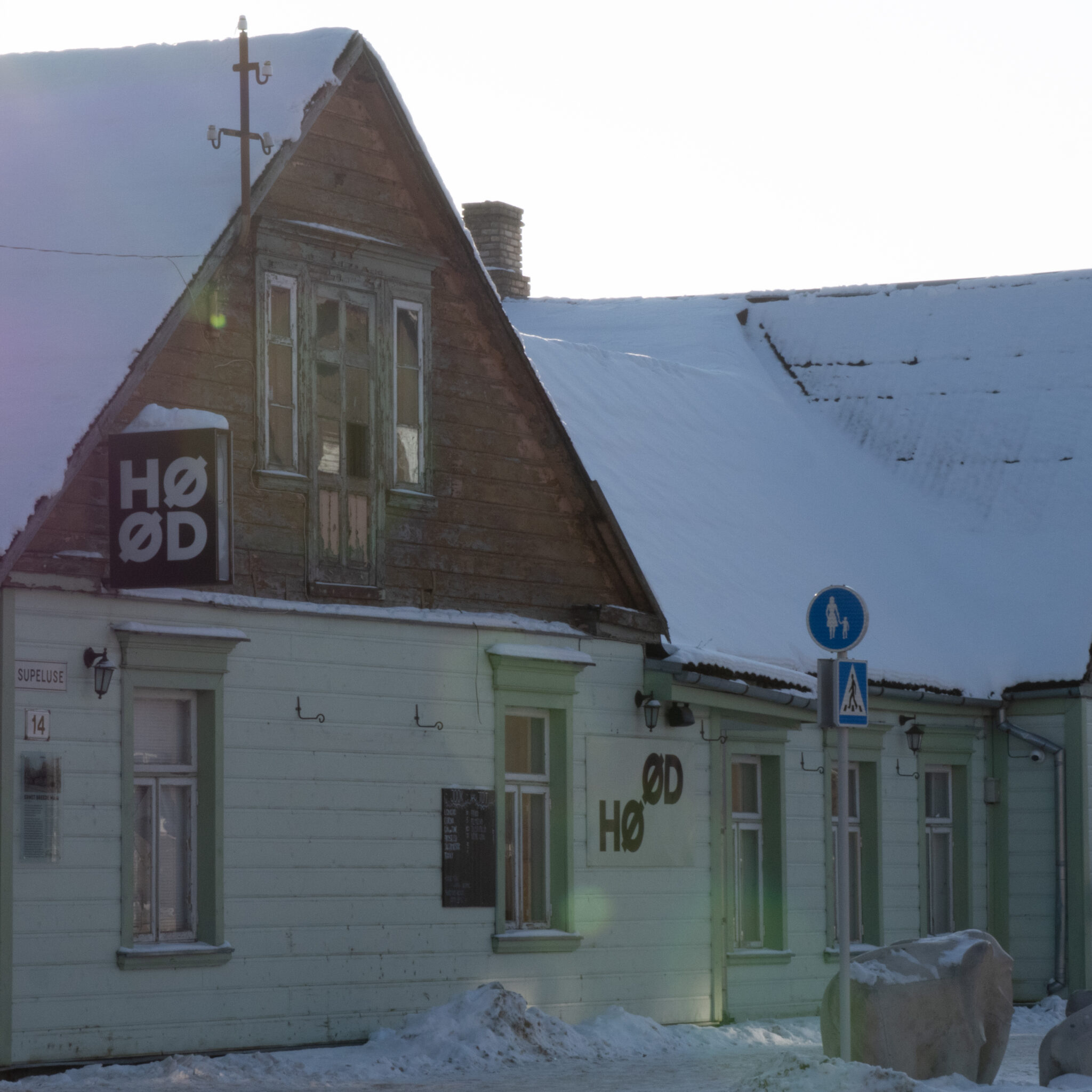 Lumine puithoone sildiga HØØD.