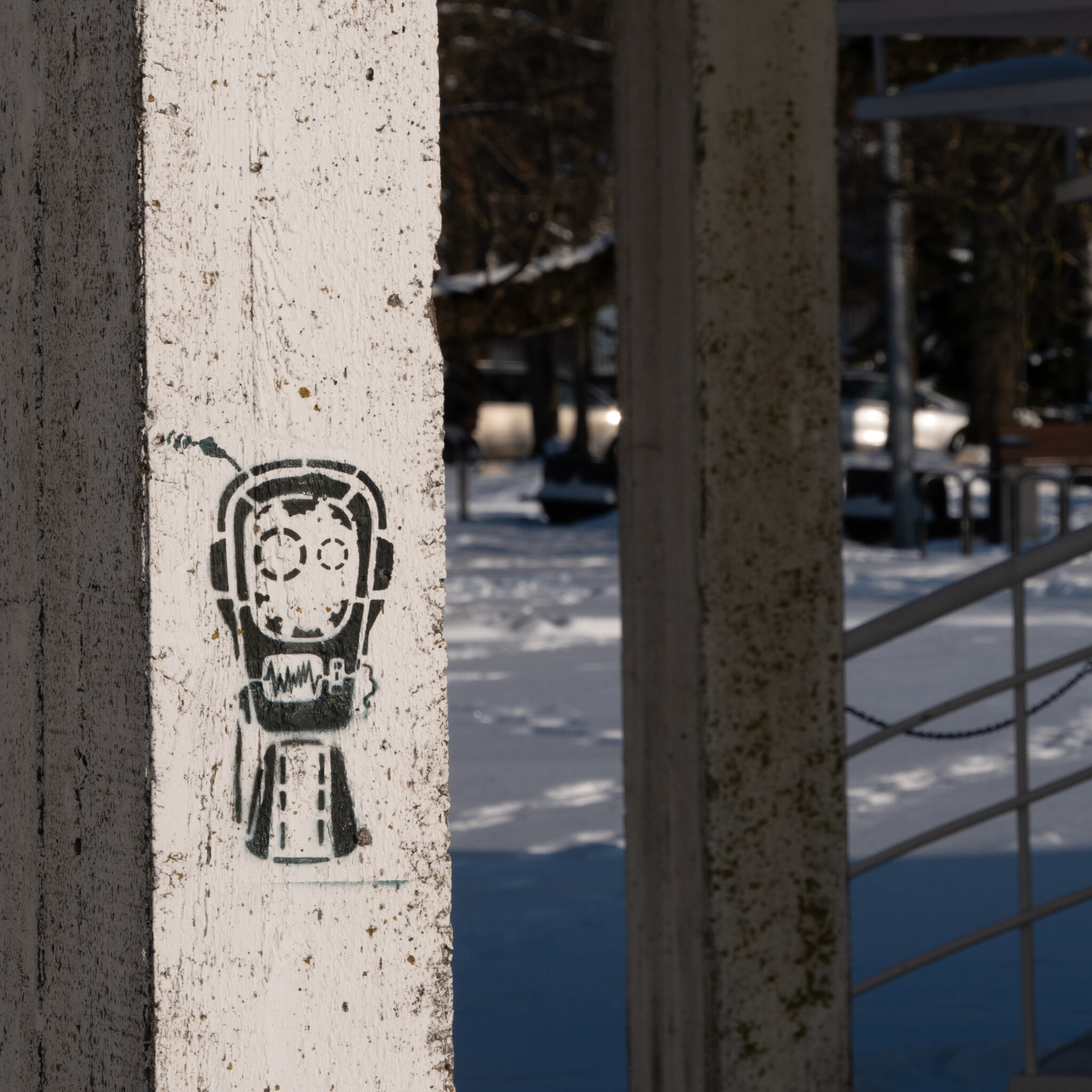 Grafitiga robot sambal talvises linnavaates.